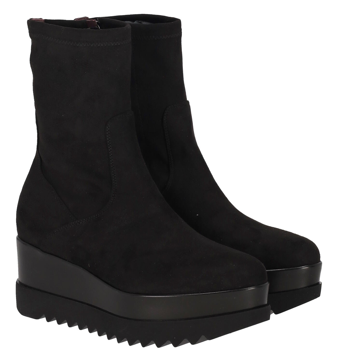 Tronchetto in camoscio con zip a lato zeppa altezza 6 cm .