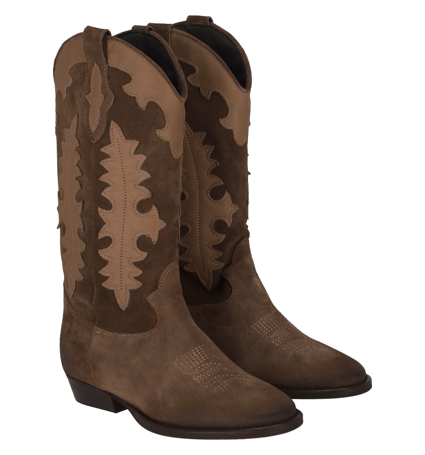 Stivale texano in camoscio con riporti in pelle ricamati , tacco altezza 3 cm .