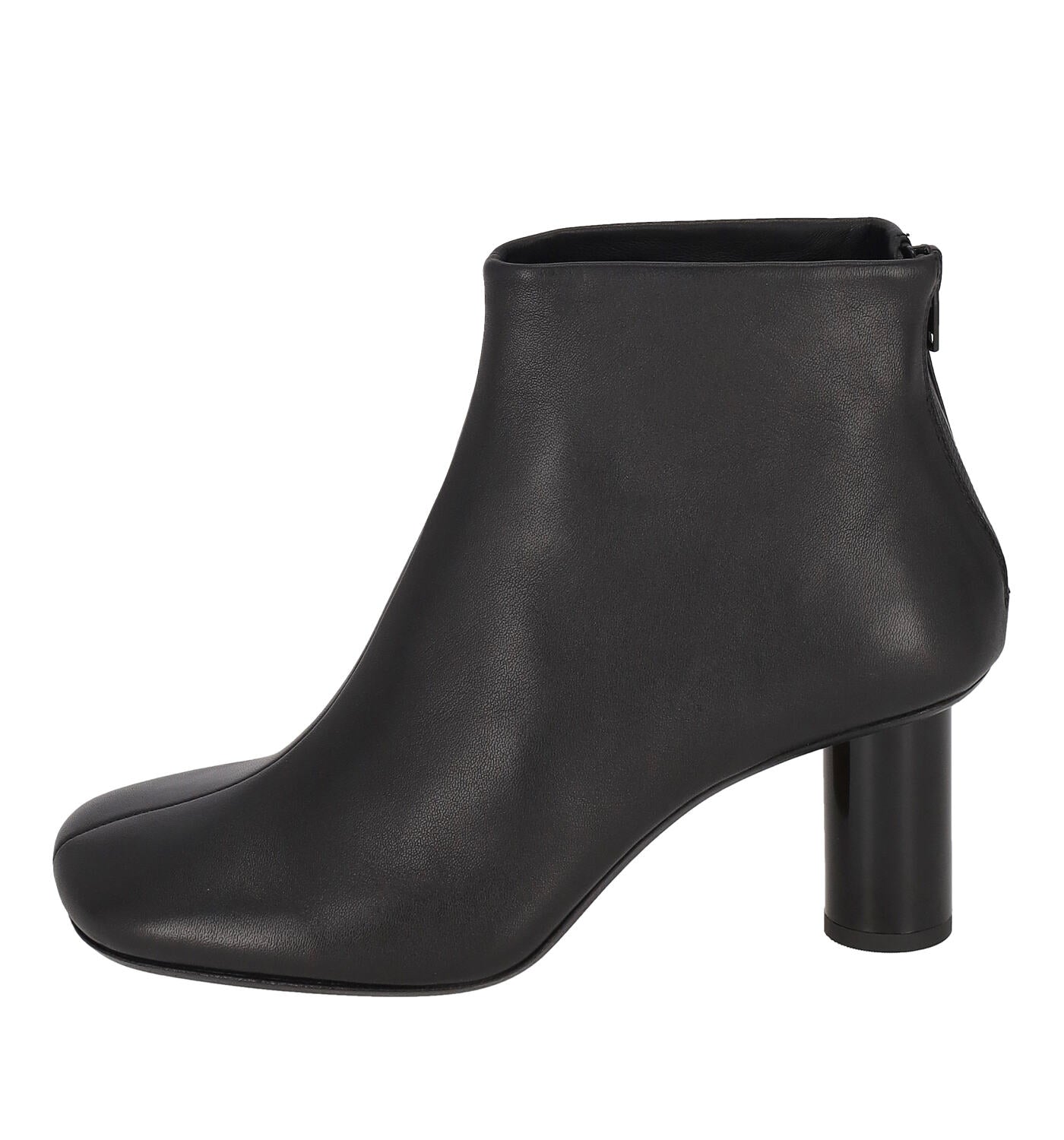 Tronchetto in pelle con tacco tocco lucido altezza 6 cm , chiusura con zip .