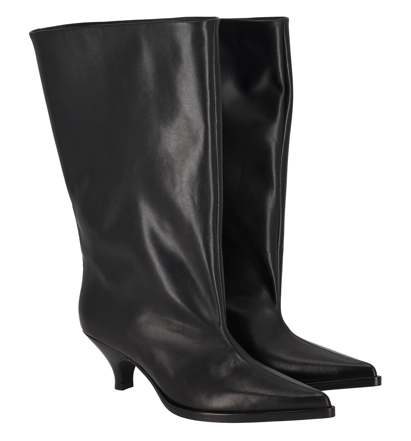 Stivale ampio al polpaccio e altezza gambale 3/4 in pelle , con tacco altezza 5 cm .