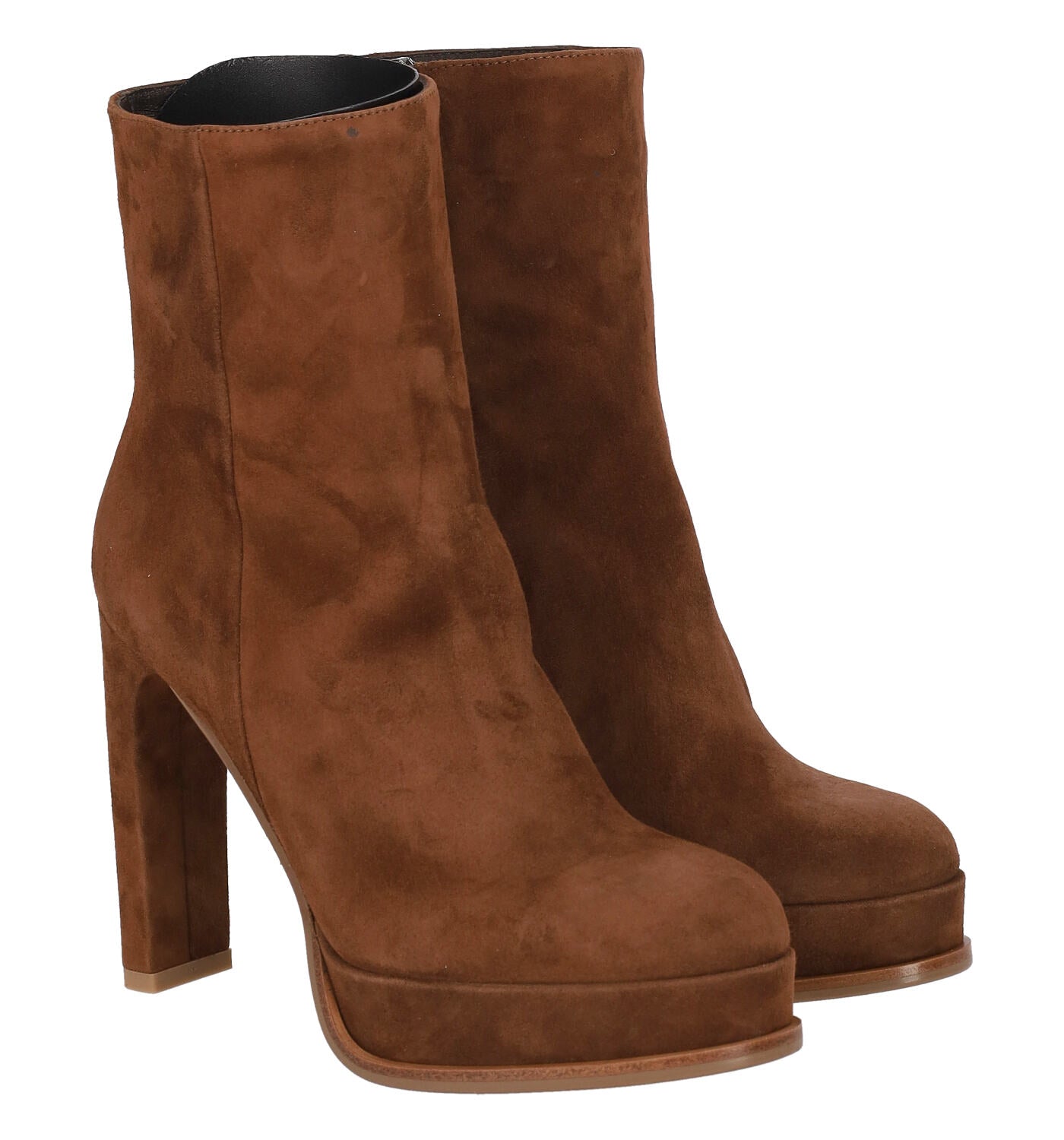 Tronchetto in camoscio con chiusura zip , altezza tacco 12 cm .