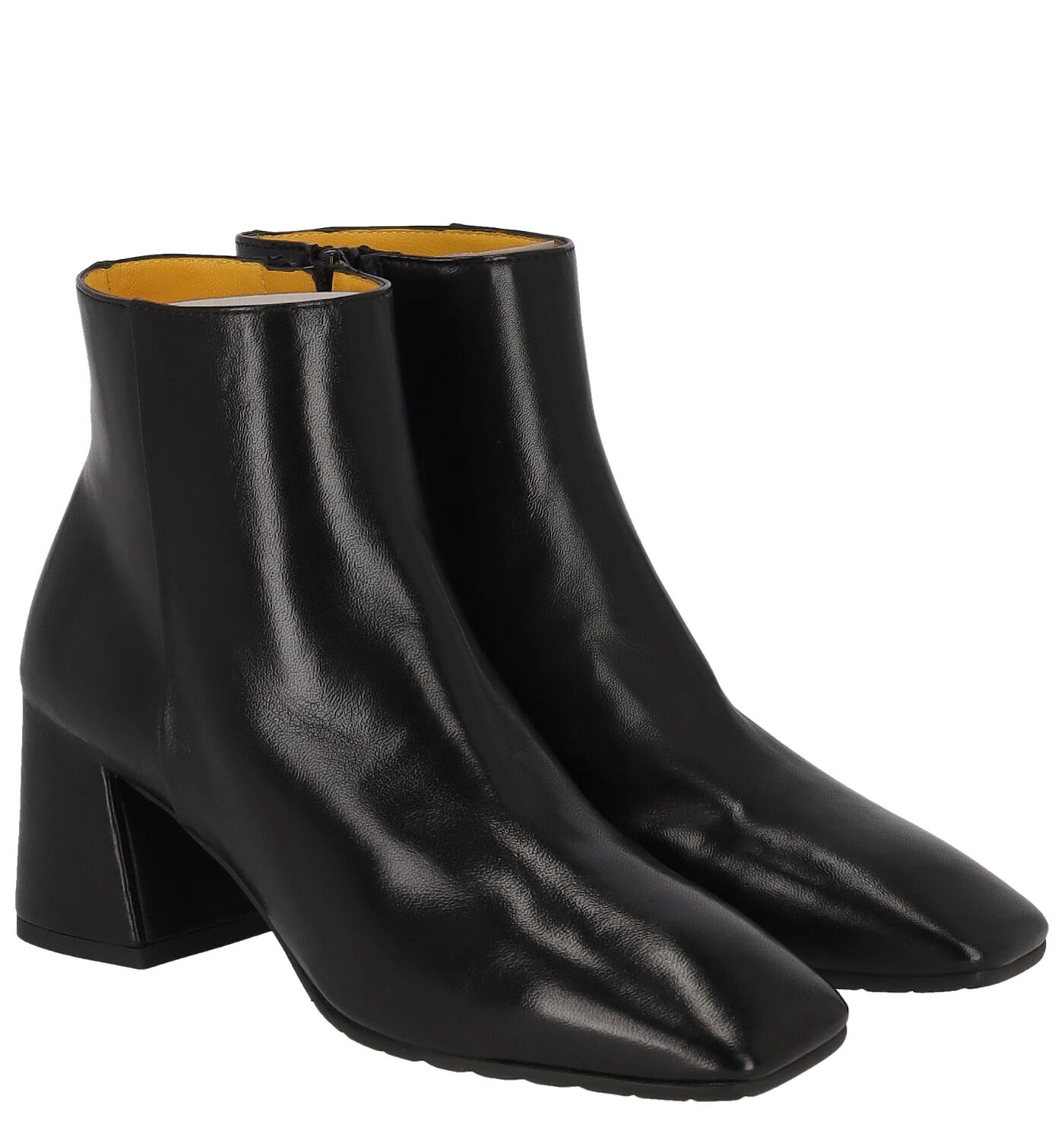 Tronchetto in pelle con tacco altezza 6 cm . Chiusura con zip