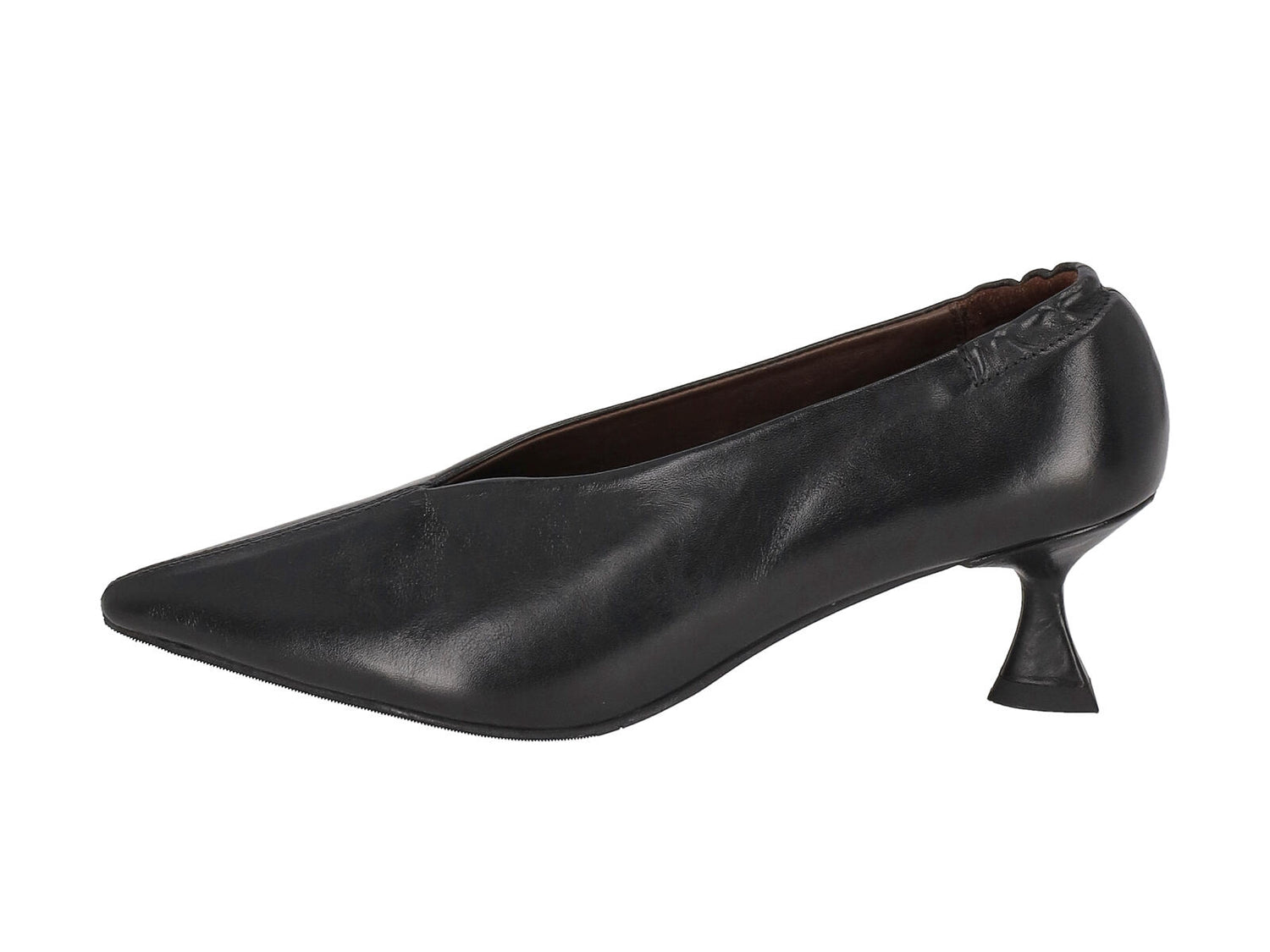 Decolletè accollata in pelle con tacco altezza 5 cm .