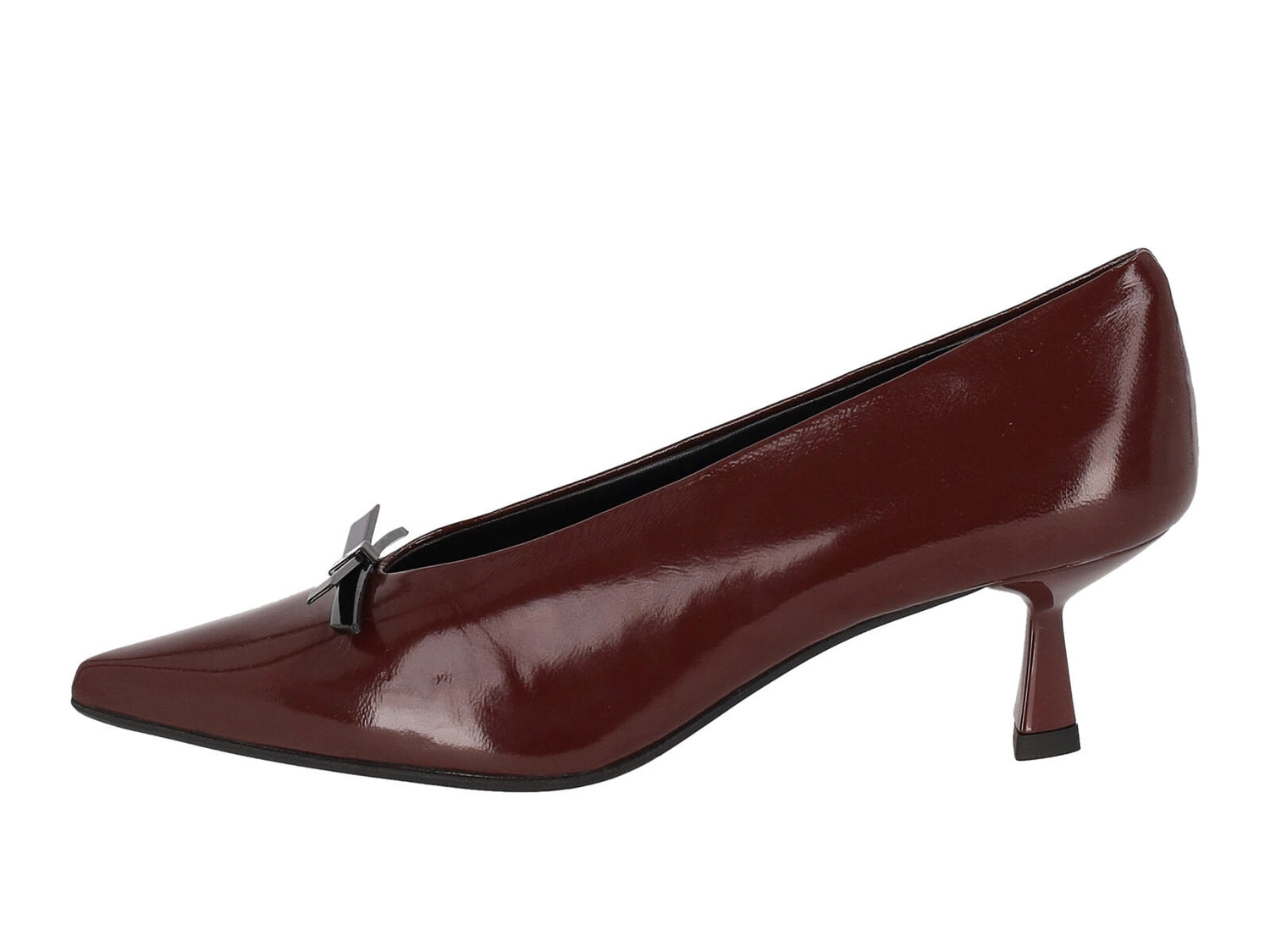 Decollètè in verlux con scollo a uovo , applicazione fiocco in metallo con tacco altezza 5 cm .