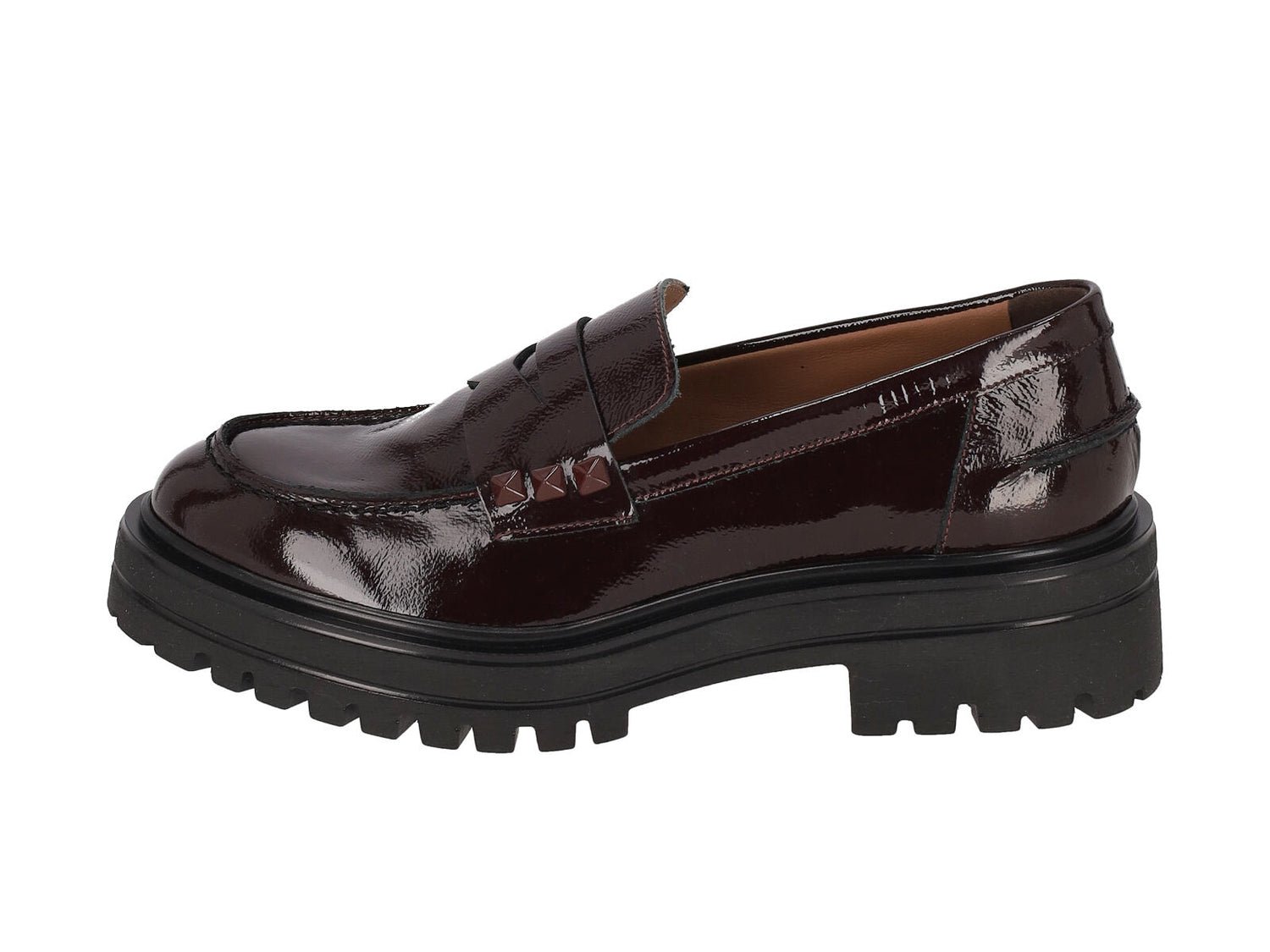 Mocassino in vernice con borchie , fondo roccia in gomma