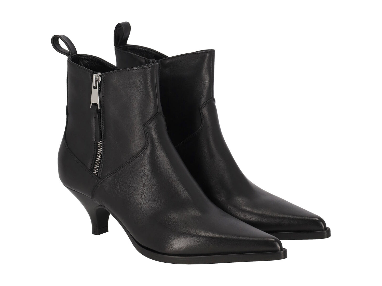 Tronchetto in pelle con zip ai lati , tacco altezza 5 cm.