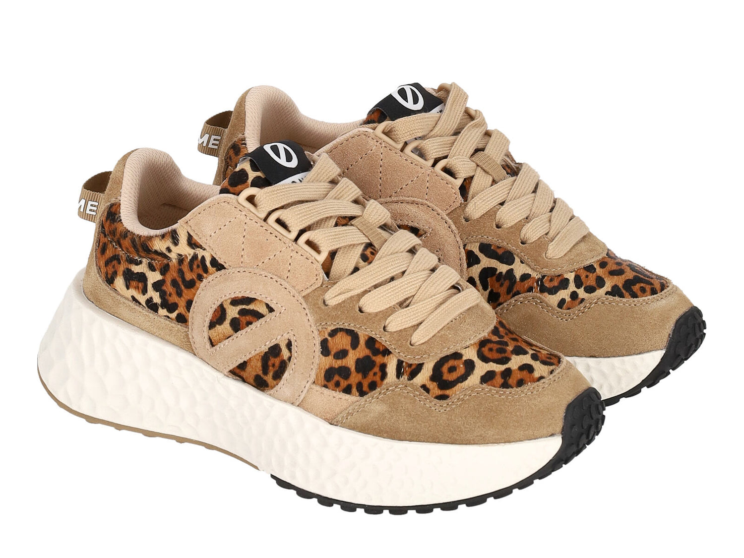 Sneakers in camoscio con riporti leopardati , suola in gomma.