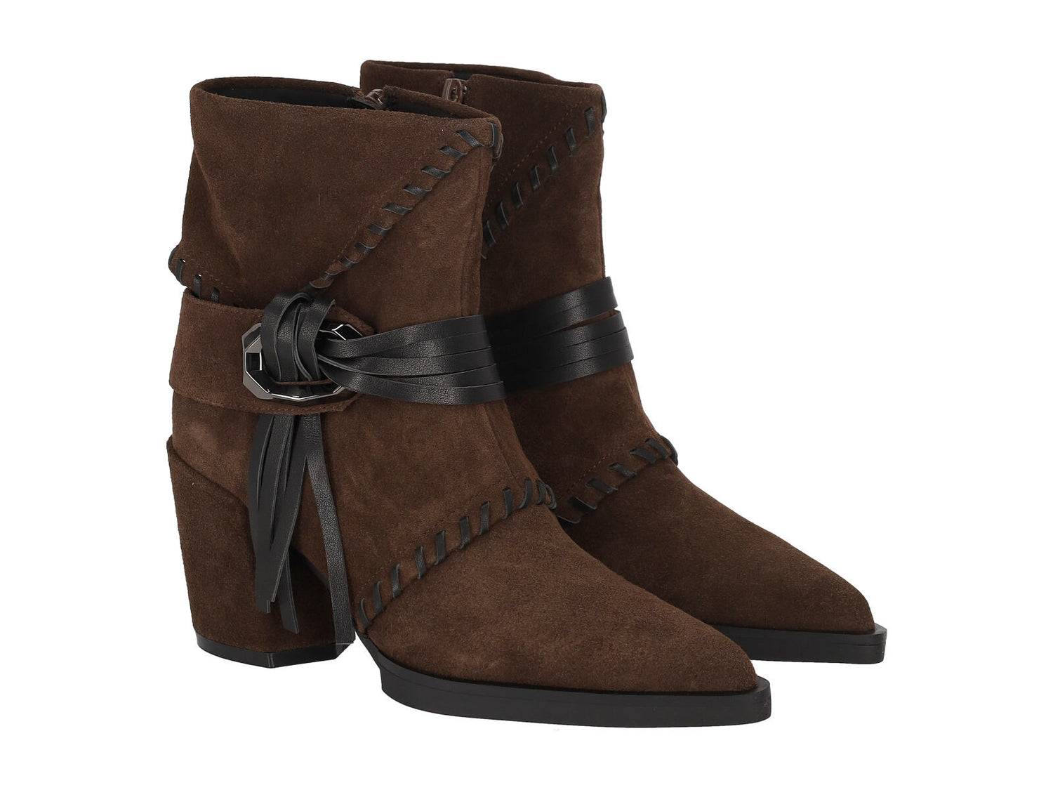 Tronchetto texano in camoscio con fibbia alla caviglia e riporti in pelle , chiusura a lato con zip e tacco altezza 8 cm.