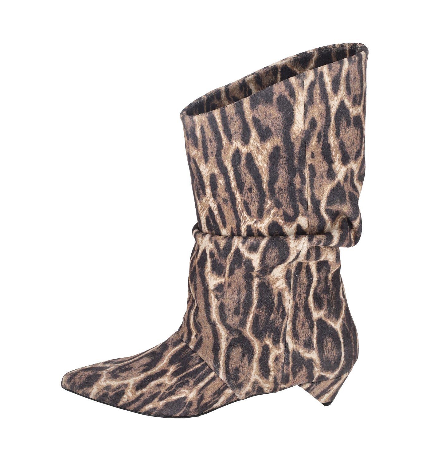 Stivaletto con taglio asimmetrico , in camoscio con tacco altezza 5 cm .