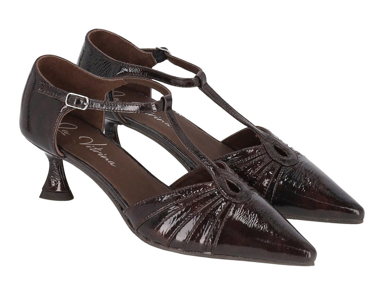 Decolletè t-bar in naplack con tacco altezza 5 cm.