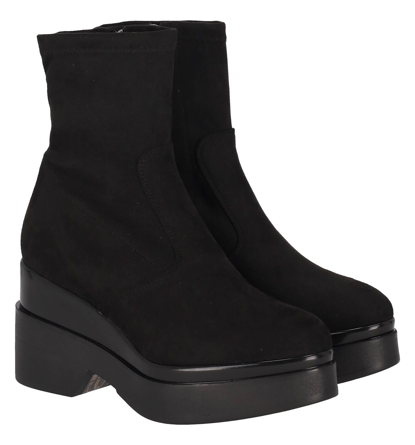 Tronchetto in camoscio con chiusura zip , zeppa altezza 8 cm.