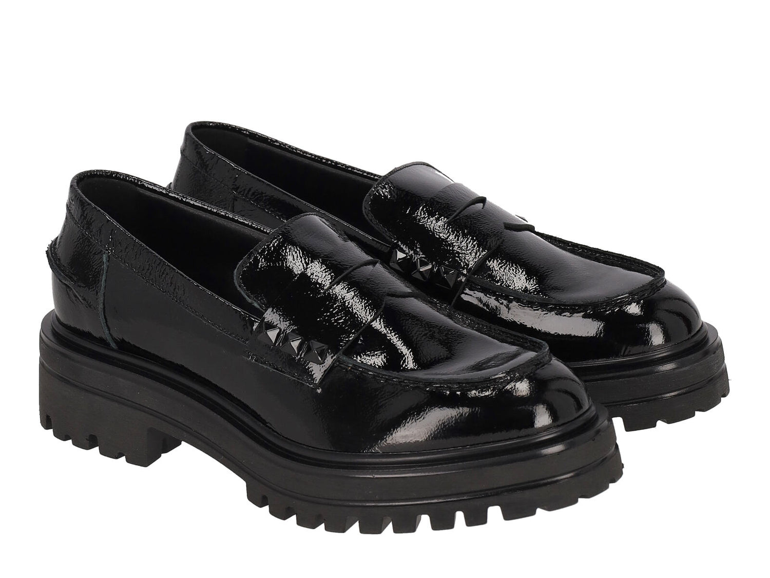 Mocassino in vernice con borchie , fondo roccia in gomma