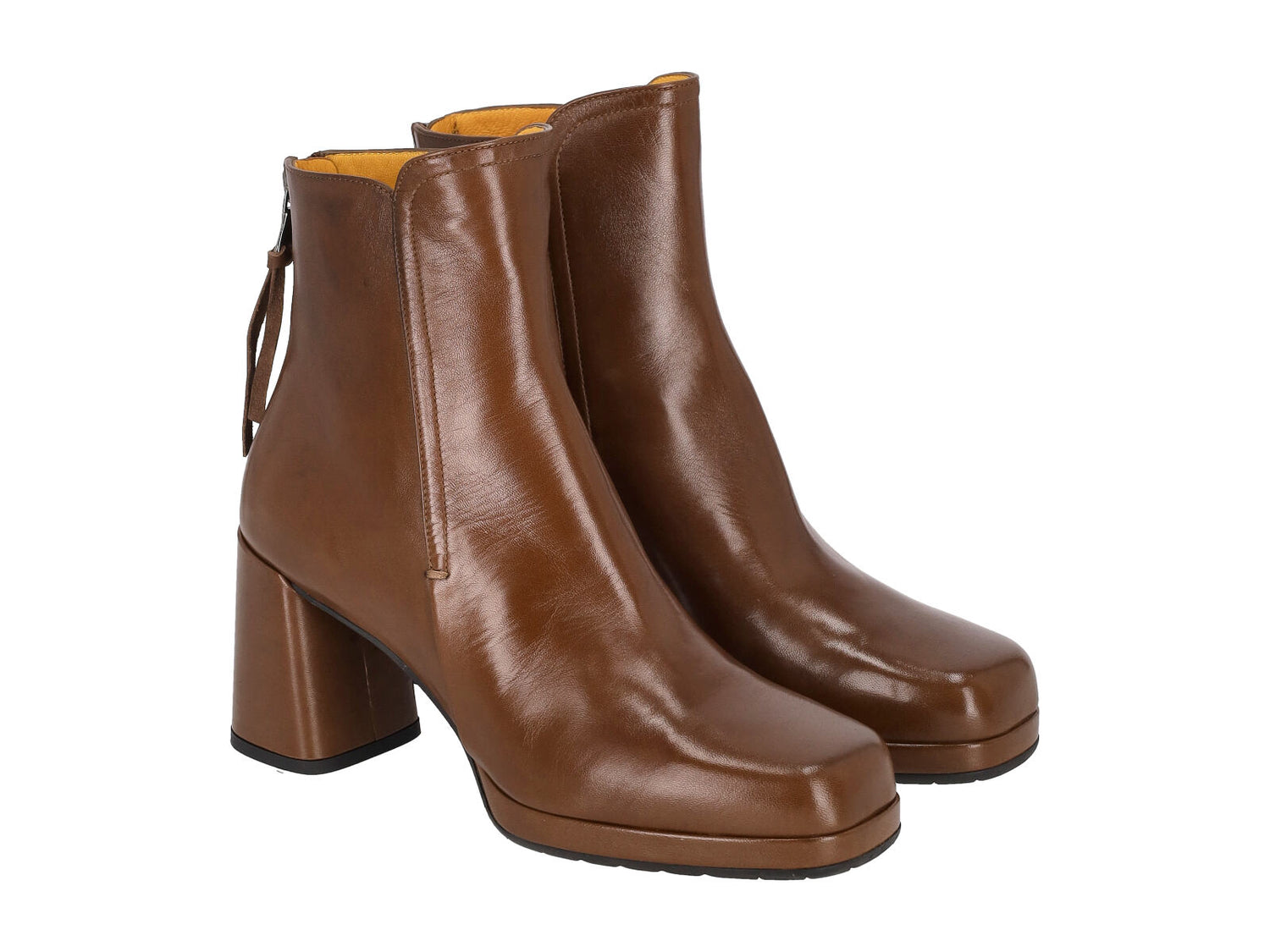 Tronchetto in pelle con tacco largo altezza 7cm. Chiusura con zip