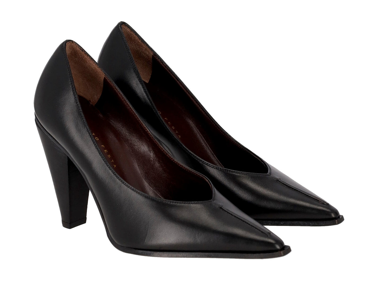 Decolleté in pelle nera con tacco altezza 9 cm.