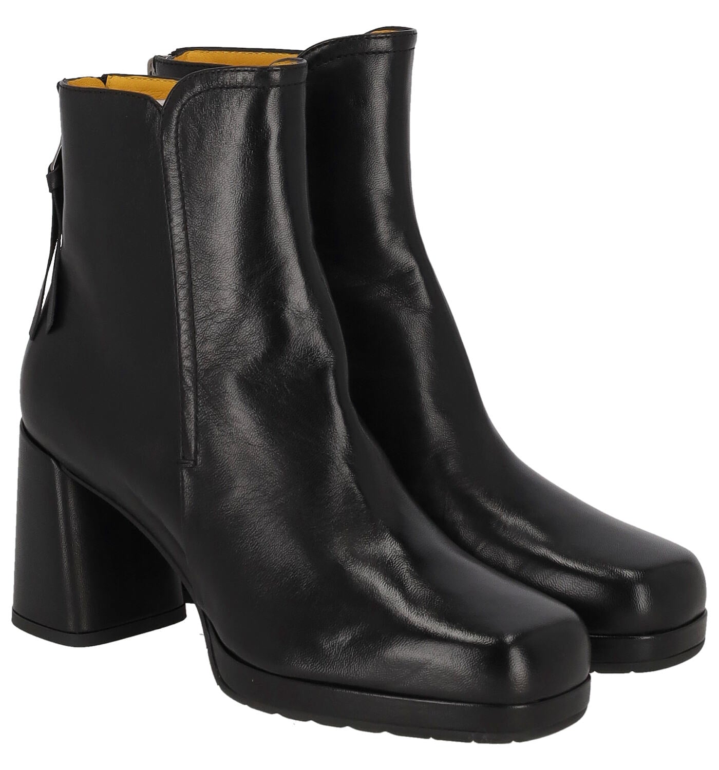 Tronchetto in pelle con tacco largo altezza 7cm. Chiusura con zip