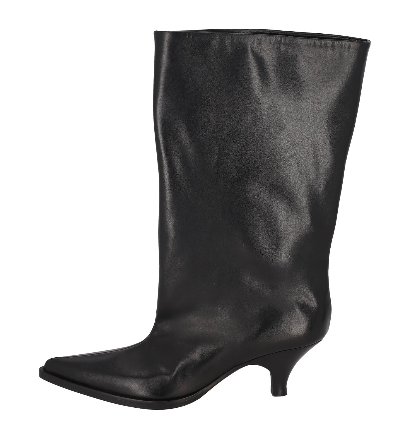 Stivale ampio al polpaccio e altezza gambale 3/4 in pelle , con tacco altezza 5 cm .