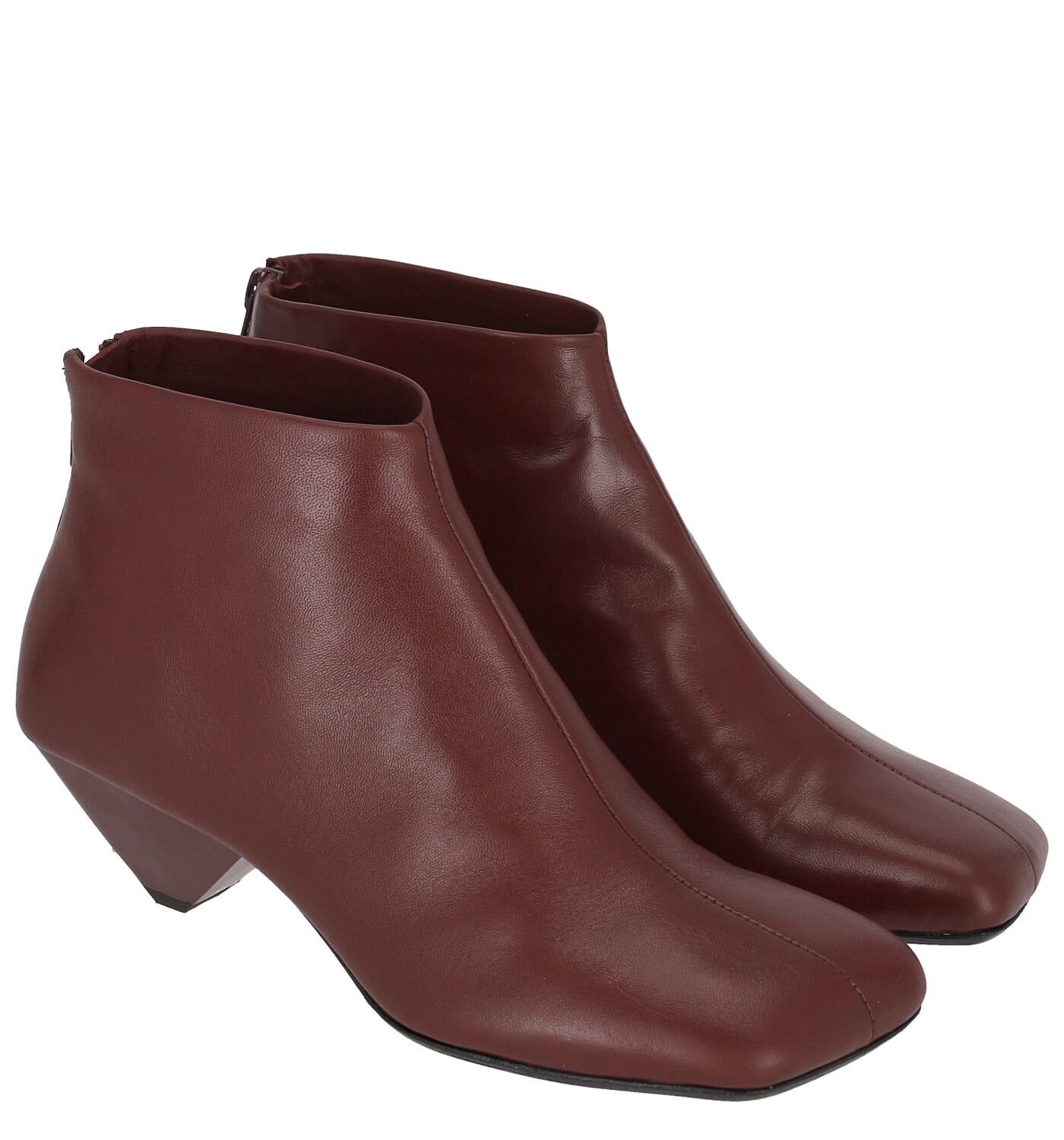 Tronchetto in pelle con chiusura zip , punta quadra e tacco altezza 5 cm .