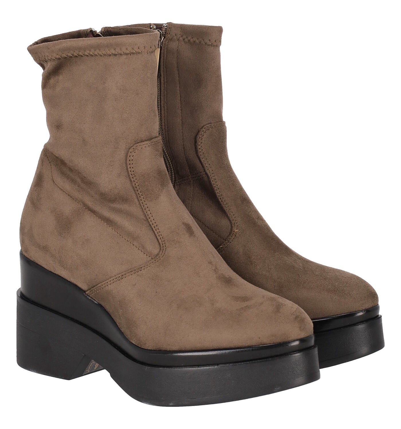 Tronchetto in camoscio con chiusura zip , zeppa altezza 8 cm.