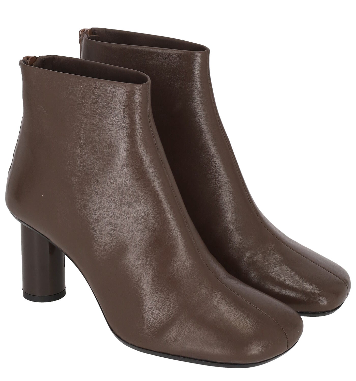 Tronchetto in pelle con tacco tocco lucido altezza 6 cm , chiusura con zip .