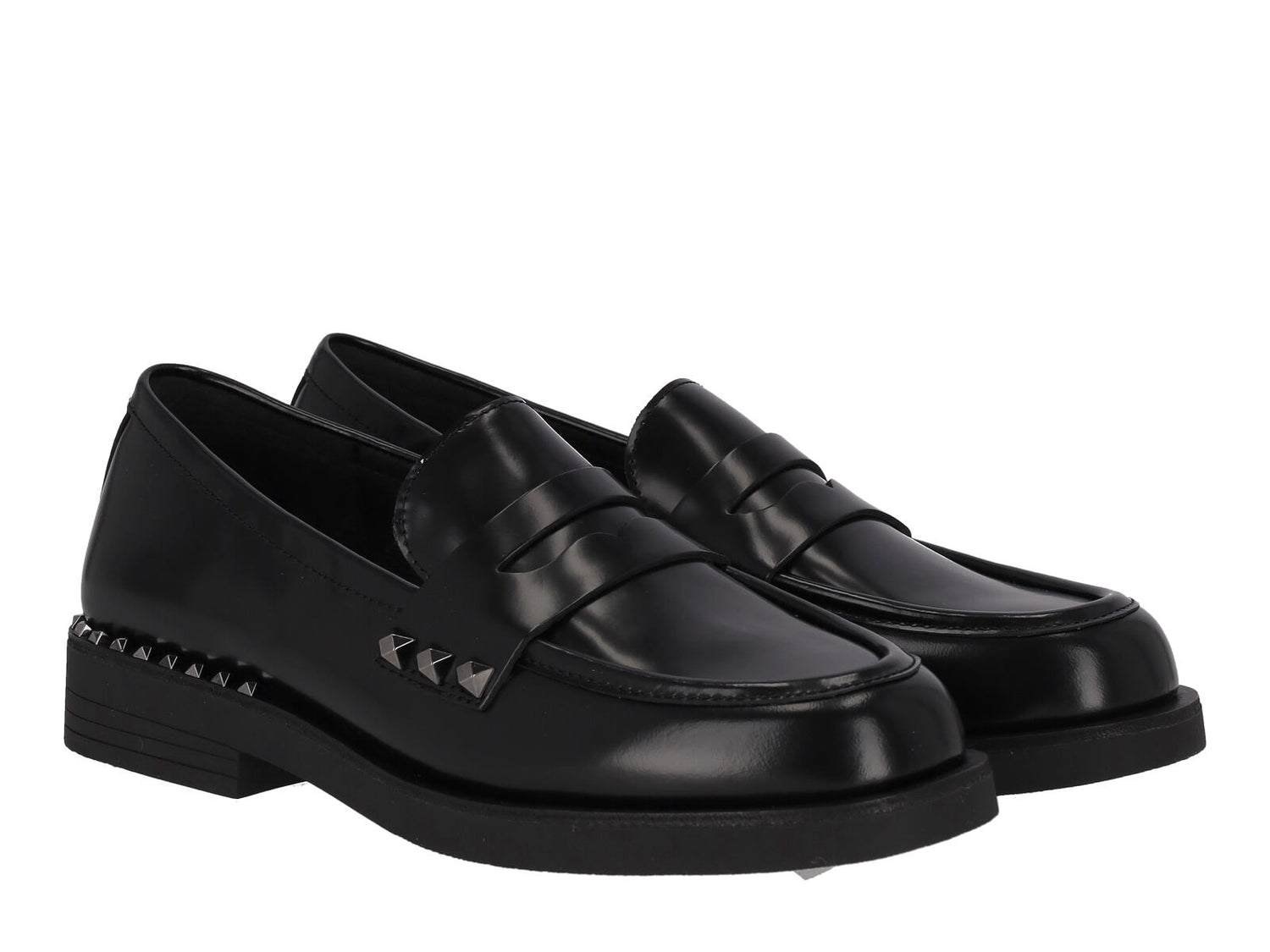 Mocassino in vitello spazzolato con borchie.