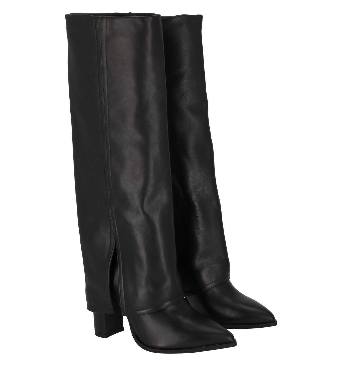 Stivale con risvolto e tacco largo altezza 9 cm.