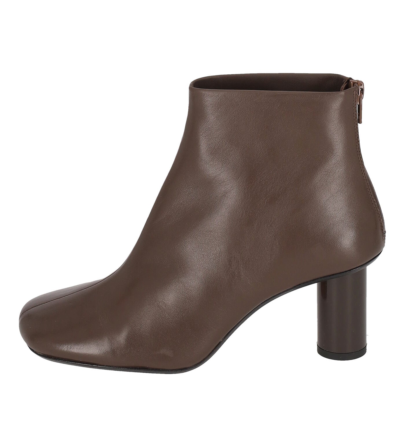 Tronchetto in pelle con tacco tocco lucido altezza 6 cm , chiusura con zip .