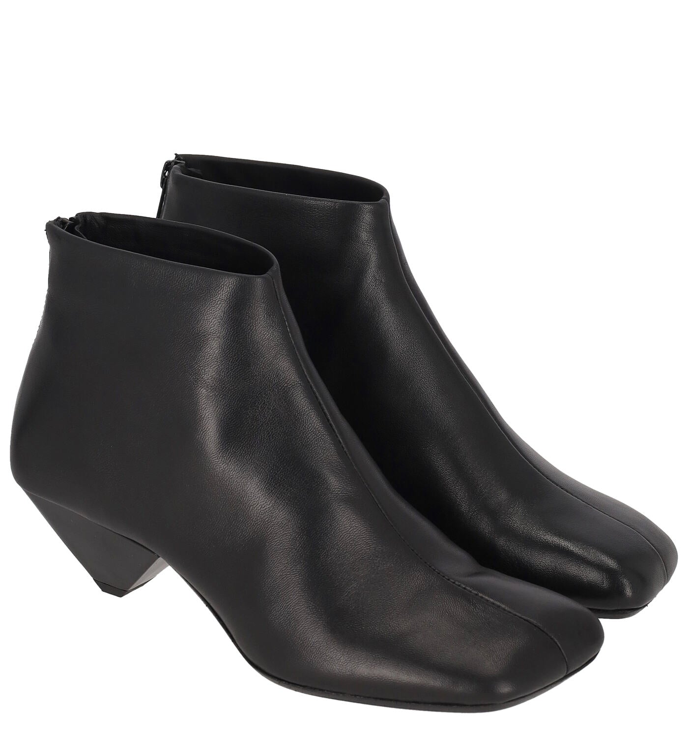 Tronchetto in pelle con chiusura con zip e punta quadra, tacco altezza 5cm .