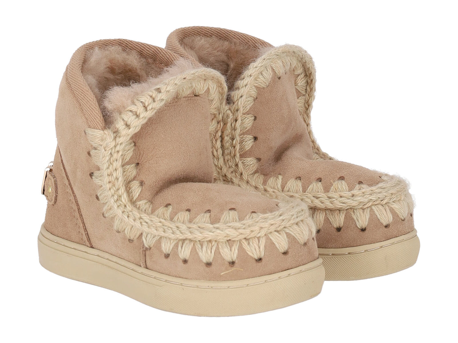 Sneakers in camoscio con big logo metallico , suola in gomma e interno in montone