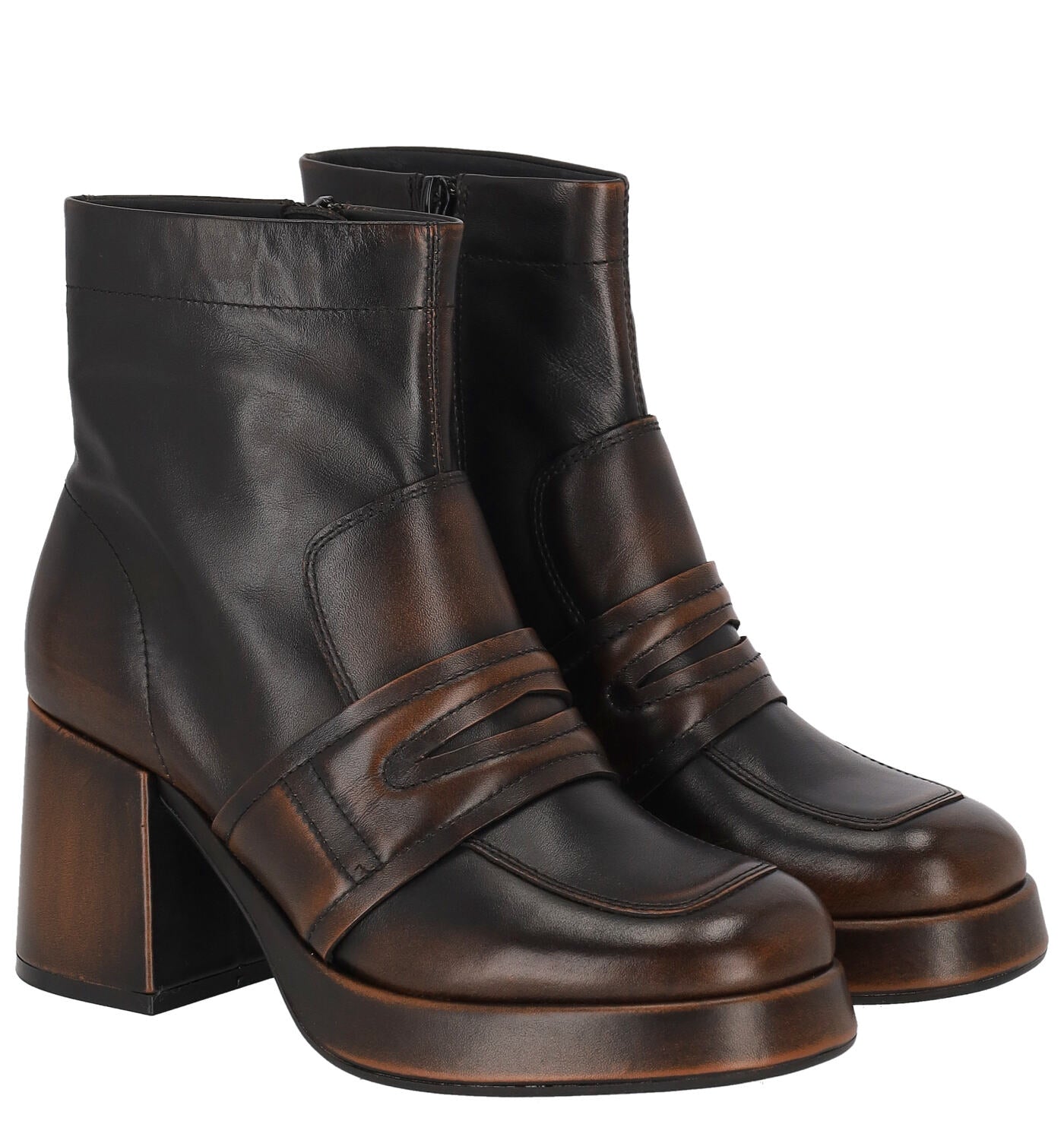 Tronchetto in pelle delavè con bendina , chiusrua con zip . Tacco largo altezza 8 cm .