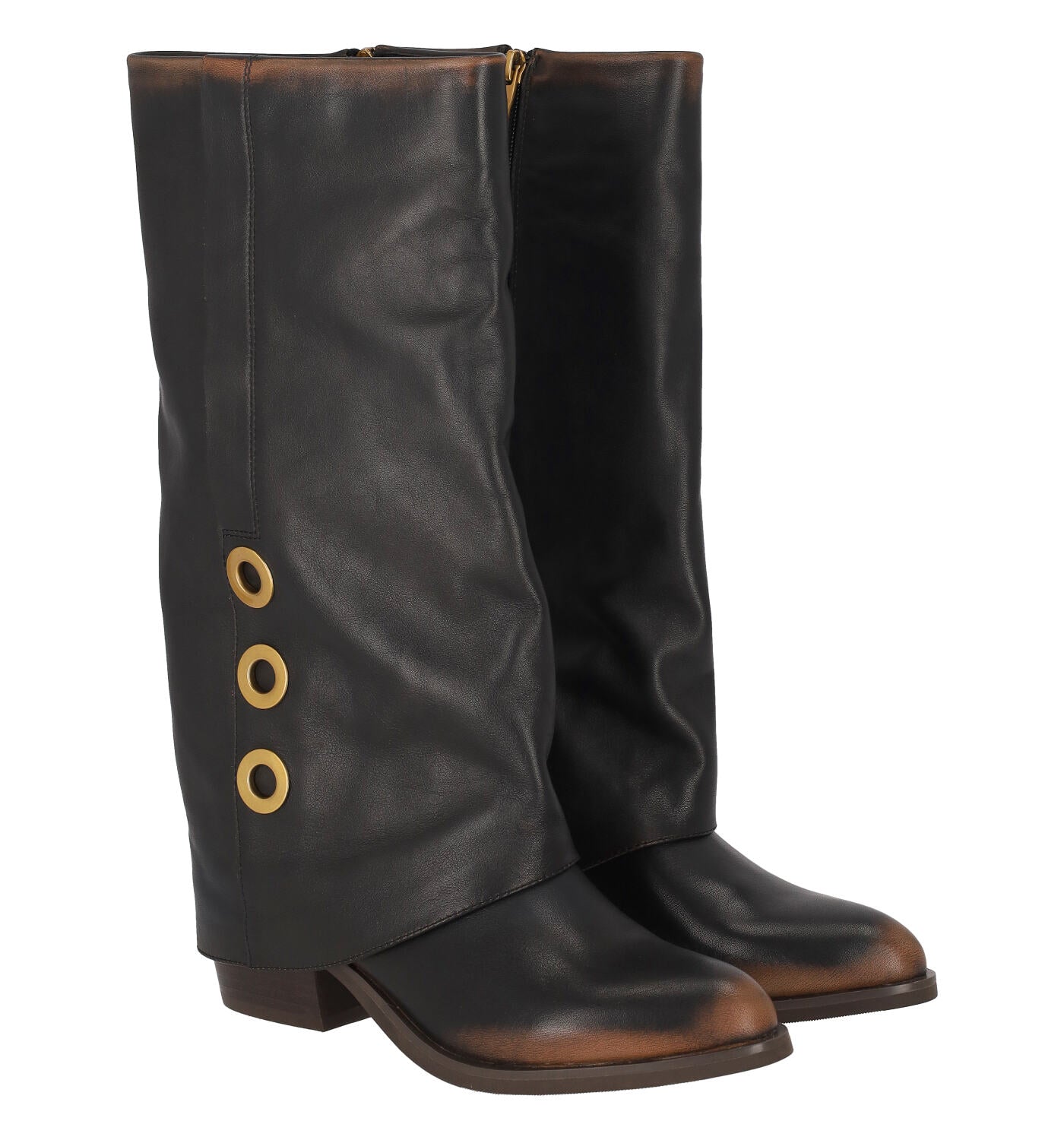 Stivale con risvolto in pelle effetto delavè , applicazione occhielli e tacco altezza 5 cm .