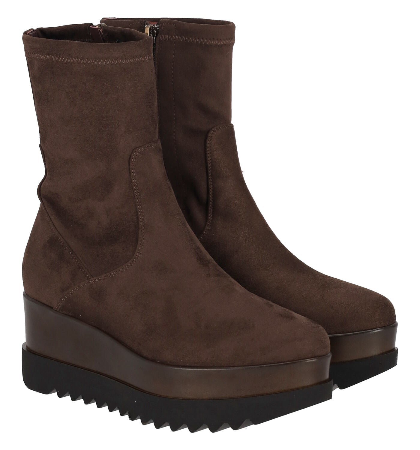 Tronchetto in camoscio con zip a lato zeppa altezza 6 cm .