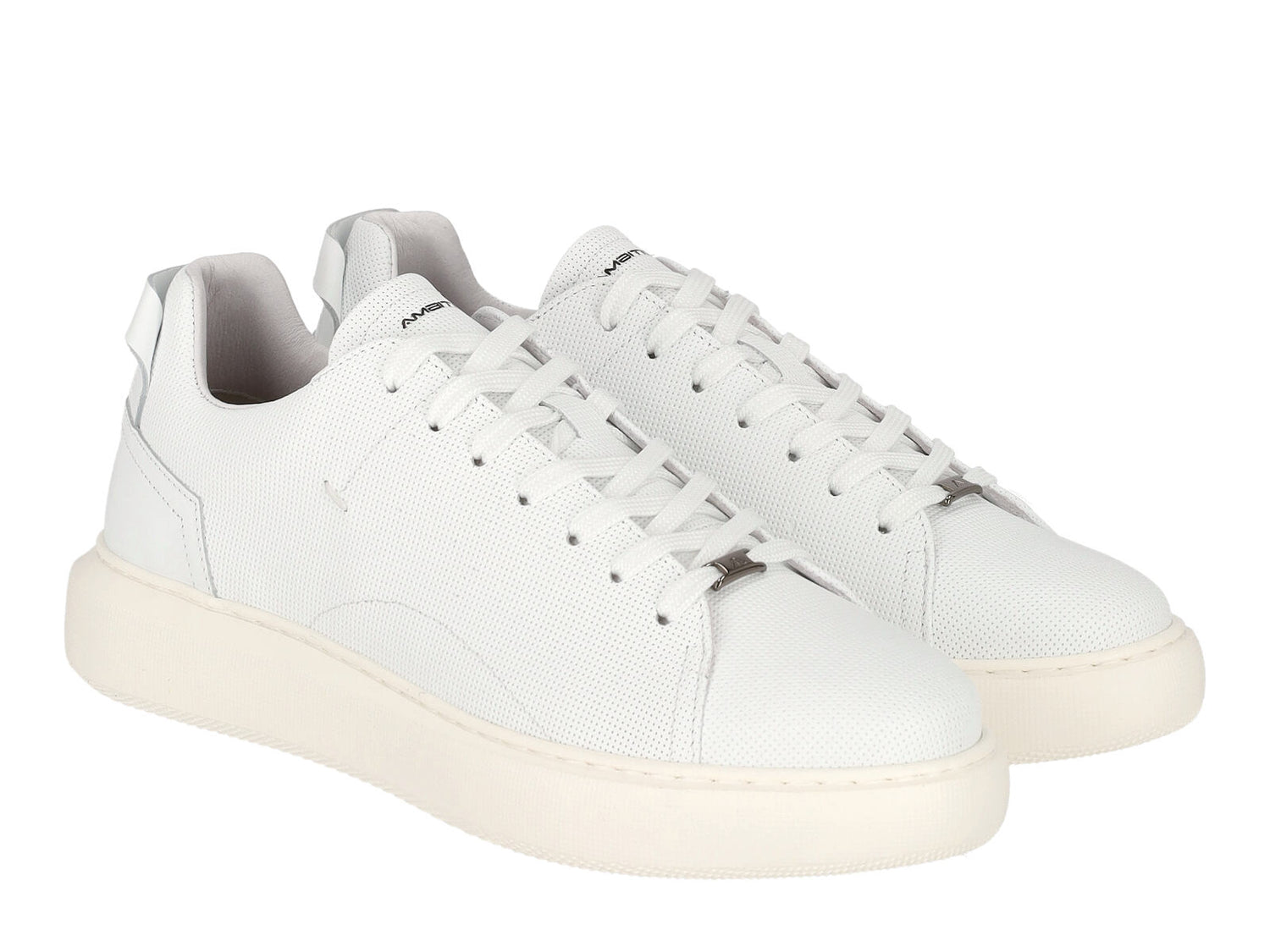 Sneakers in pelle bianca traforata con suola in gomma
