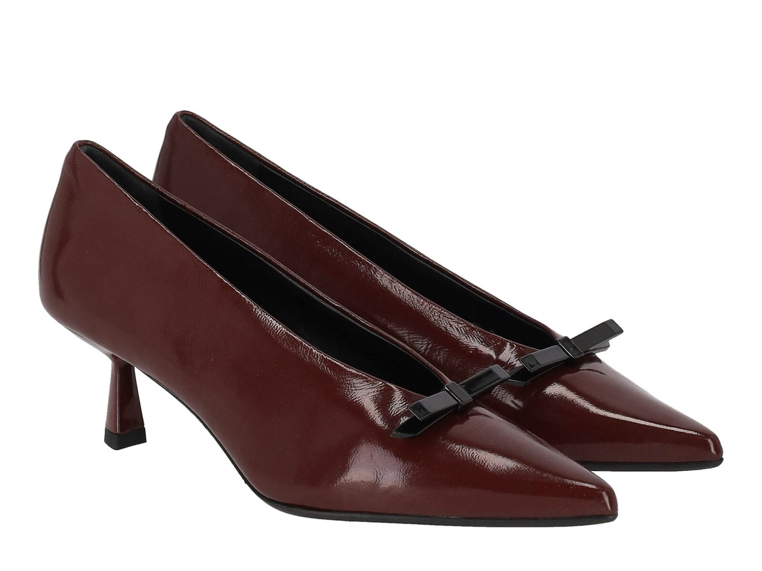 Decollètè in verlux con scollo a uovo , applicazione fiocco in metallo con tacco altezza 5 cm .