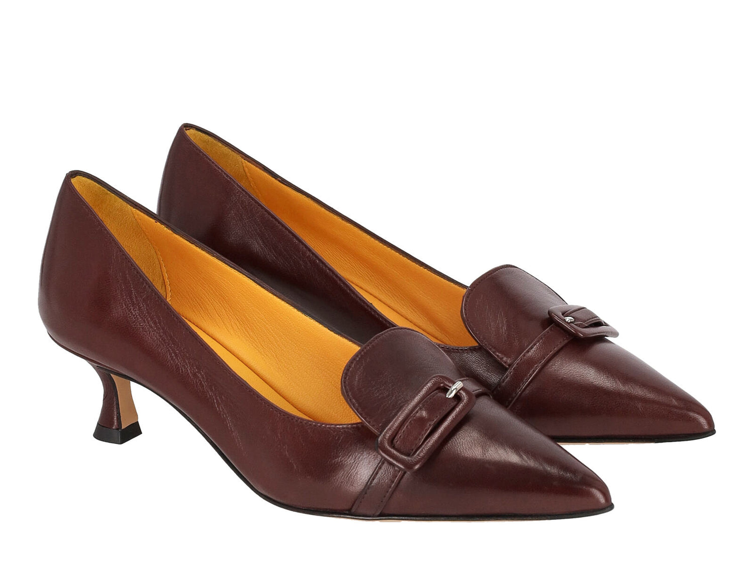 Decolleté in pelle con fibbia , tacco altezza 4 cm.