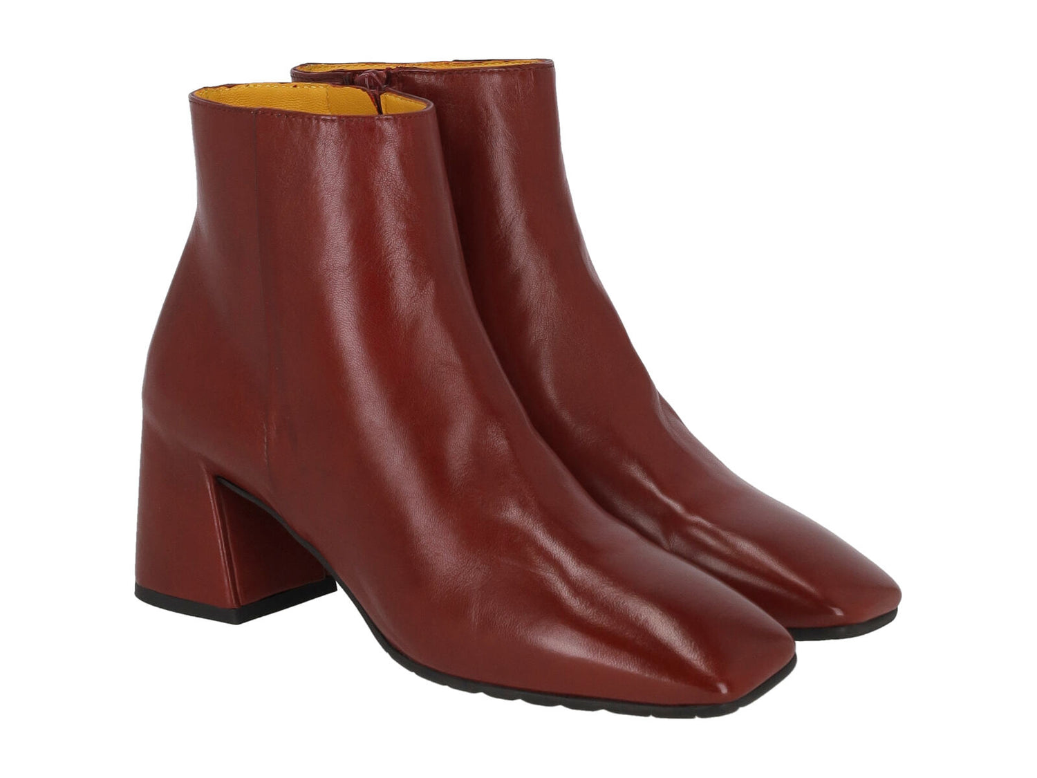 Tronchetto in pelle con tacco altezza 6 cm . Chiusura con zip