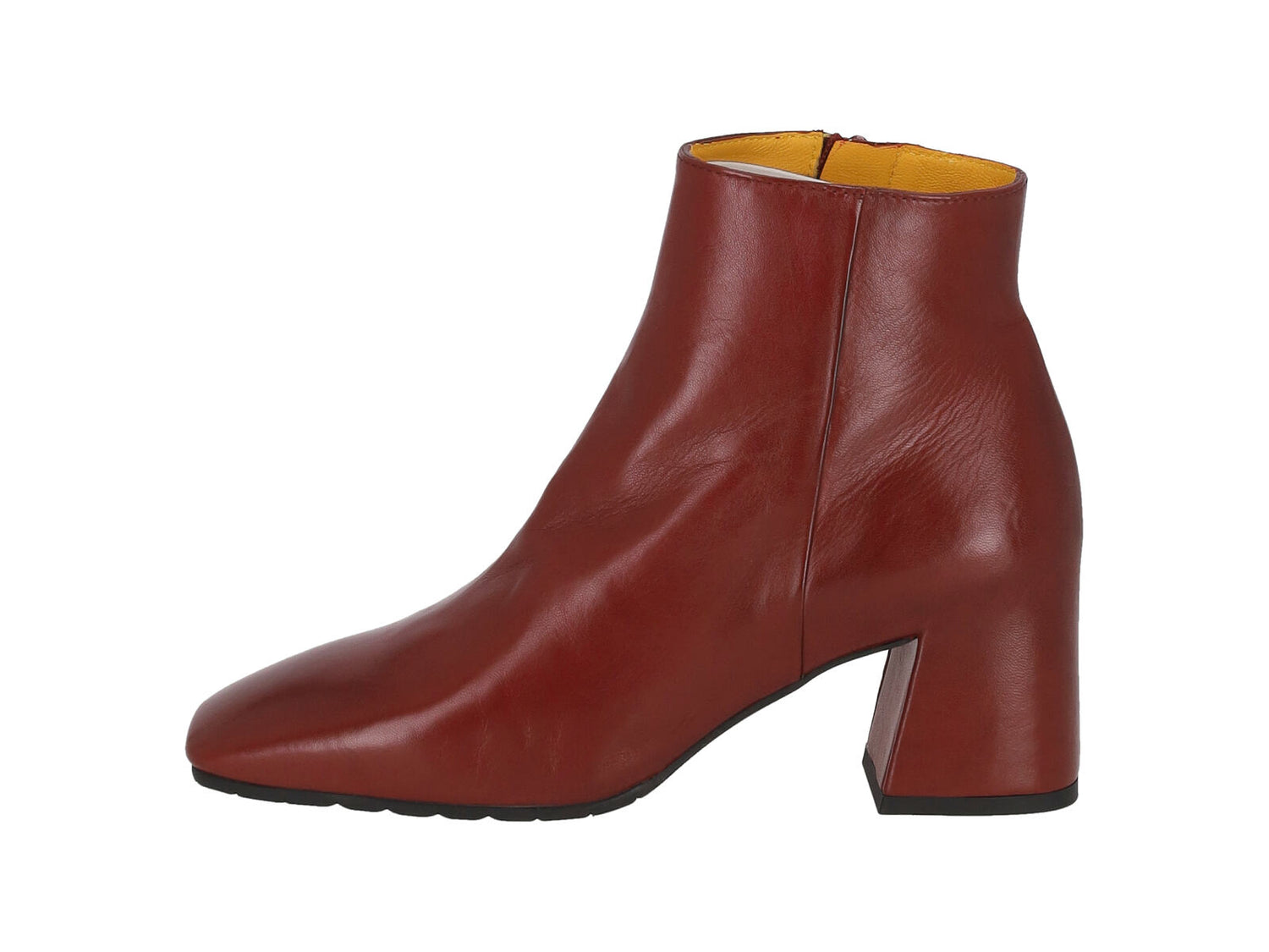 Tronchetto in pelle con tacco altezza 6 cm . Chiusura con zip