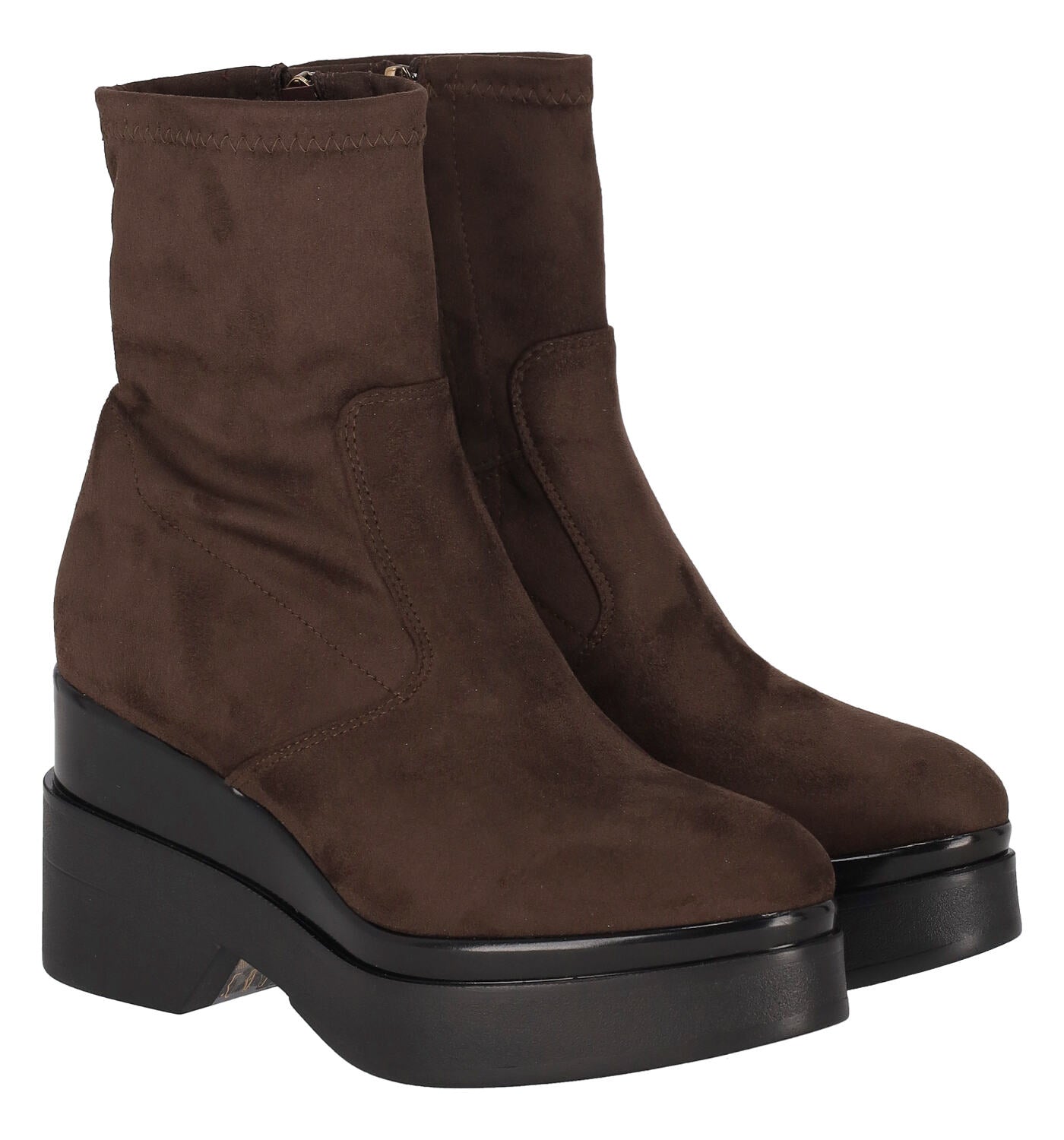 Tronchetto in camoscio con chiusura zip , zeppa altezza 8 cm.