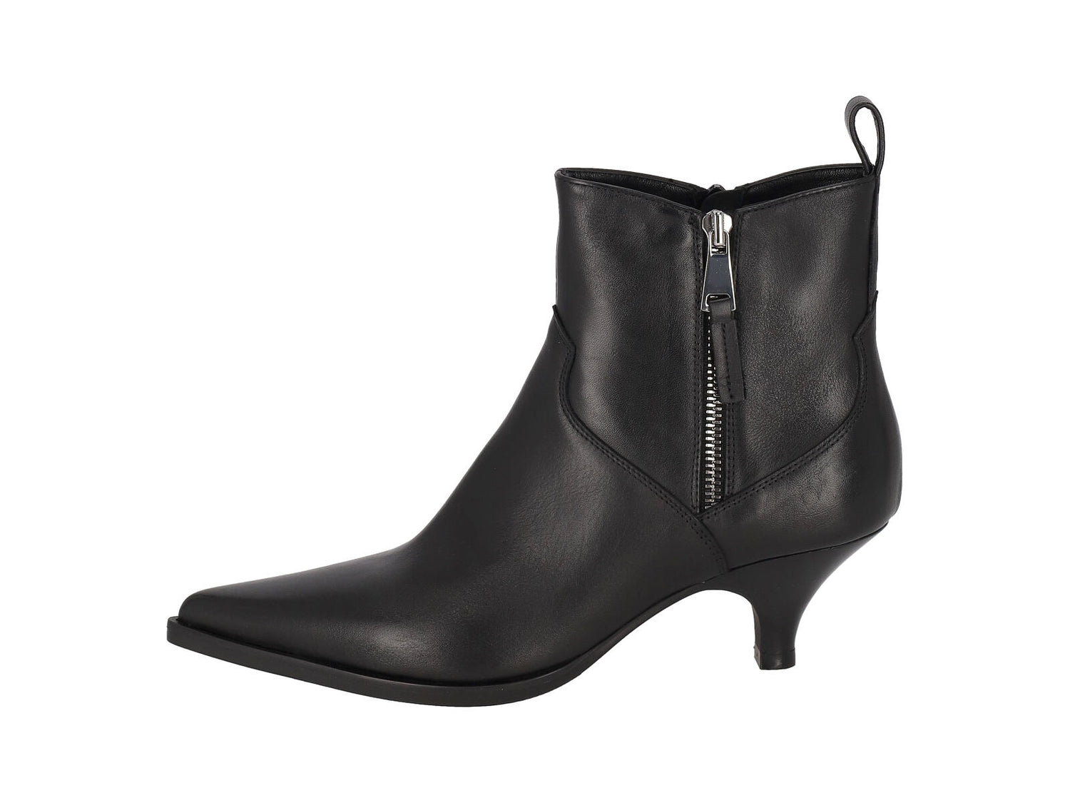 Tronchetto in pelle con zip ai lati , tacco altezza 5 cm.