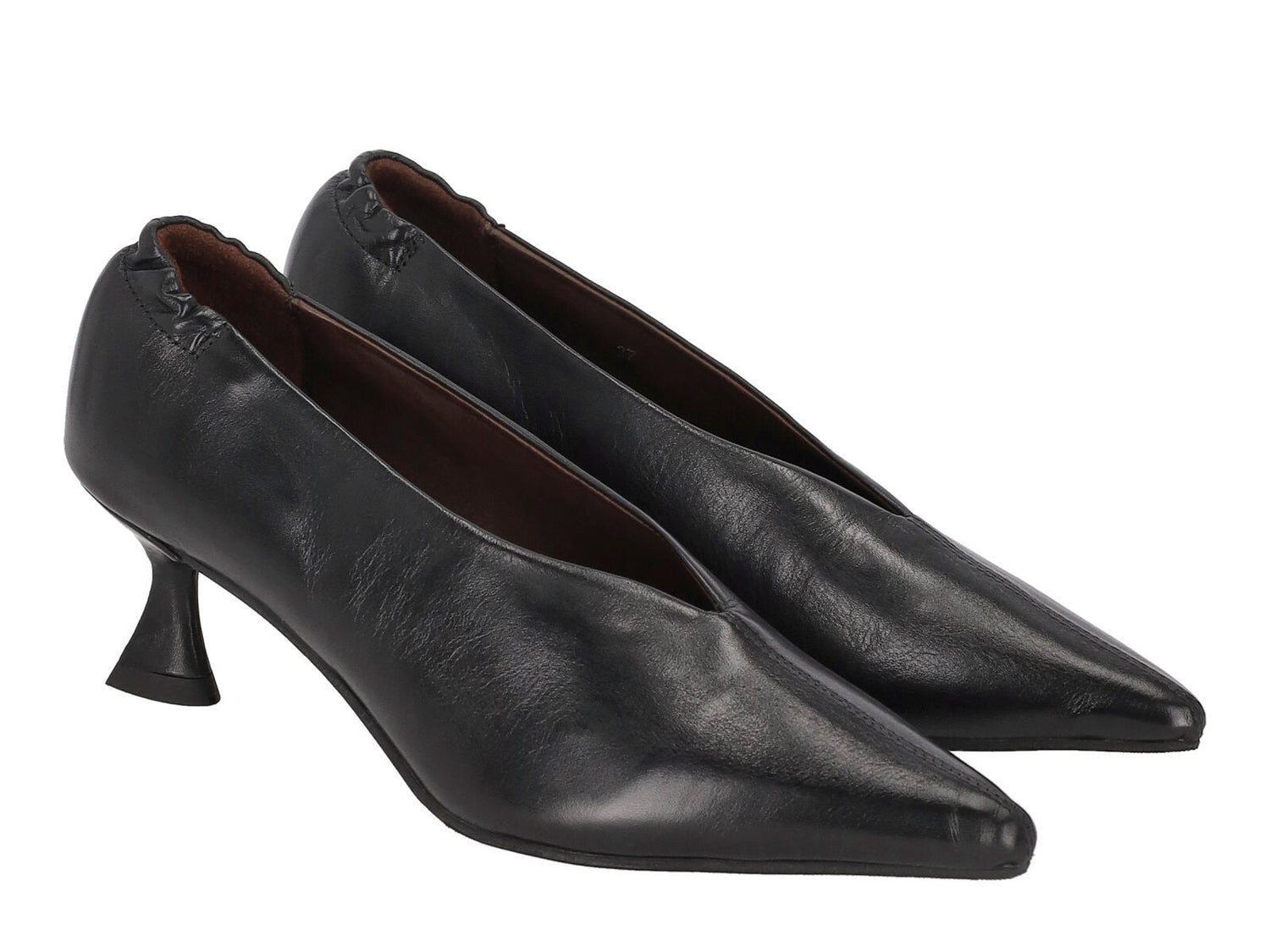 Decolletè accollata in pelle con tacco altezza 5 cm .