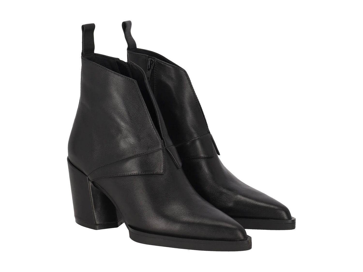 Tronchetto texano in pelle con scollo asimmetrico e zip a lato , tacco largo altezza 8 cm .