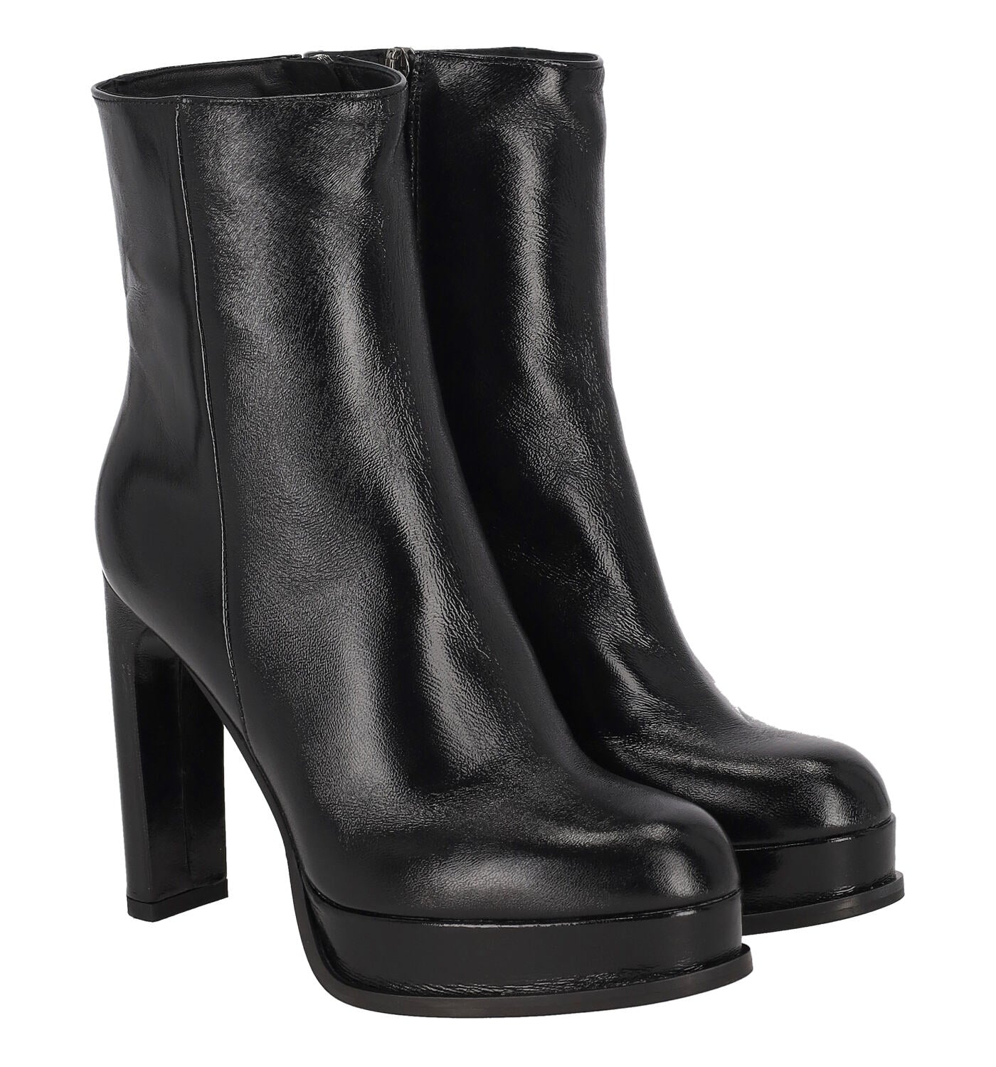 Tronchetto in verlux con chiusura zip , tacco altezza 12 cm .