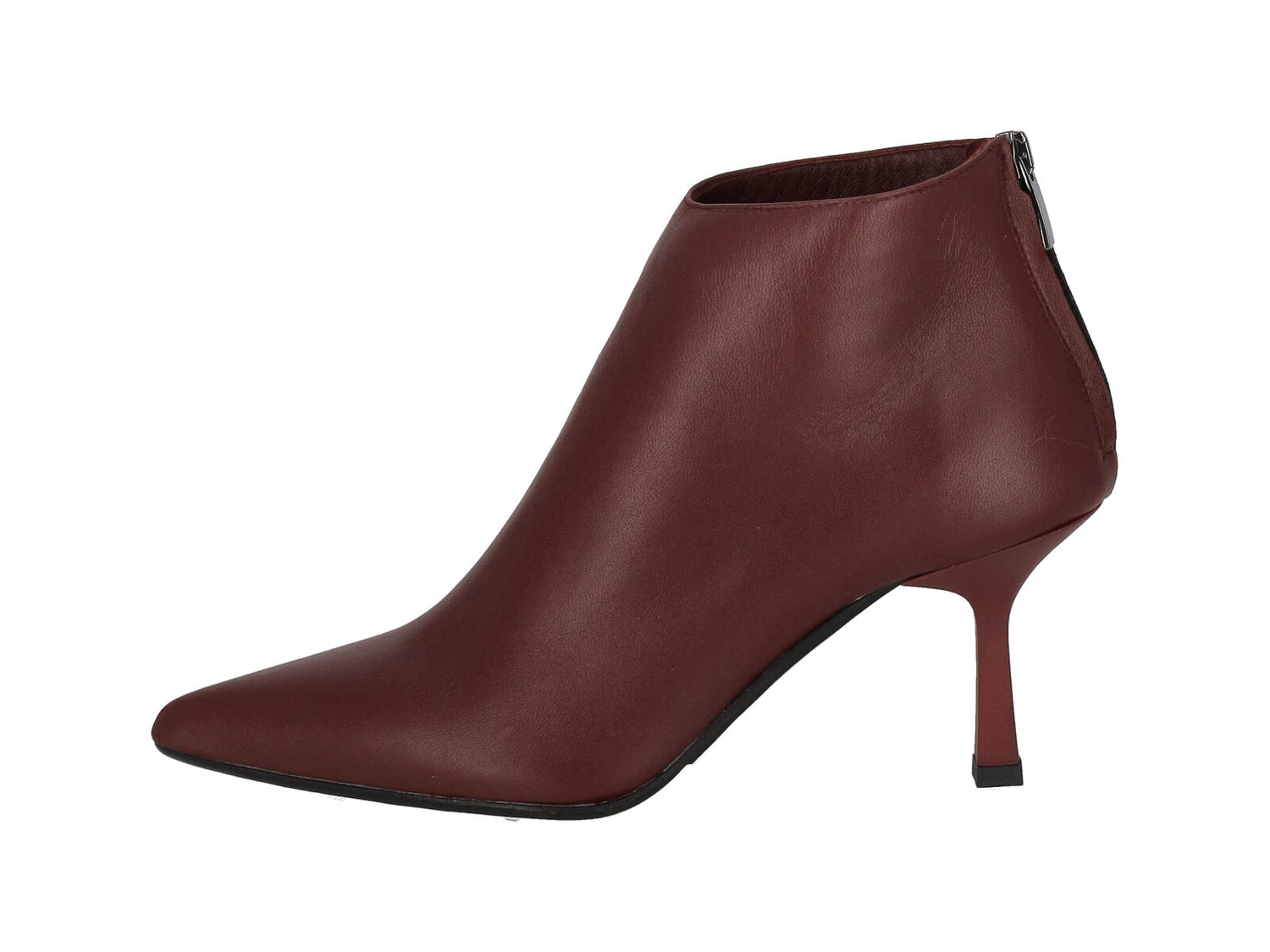 Tronchetto in pelle con zip a lato , altezza tacco 7 cm .