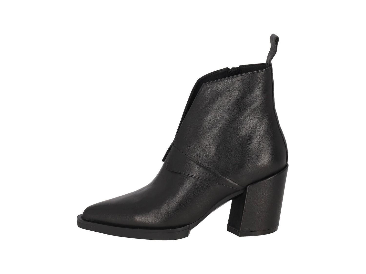 Tronchetto texano in pelle con scollo asimmetrico e zip a lato , tacco largo altezza 8 cm .