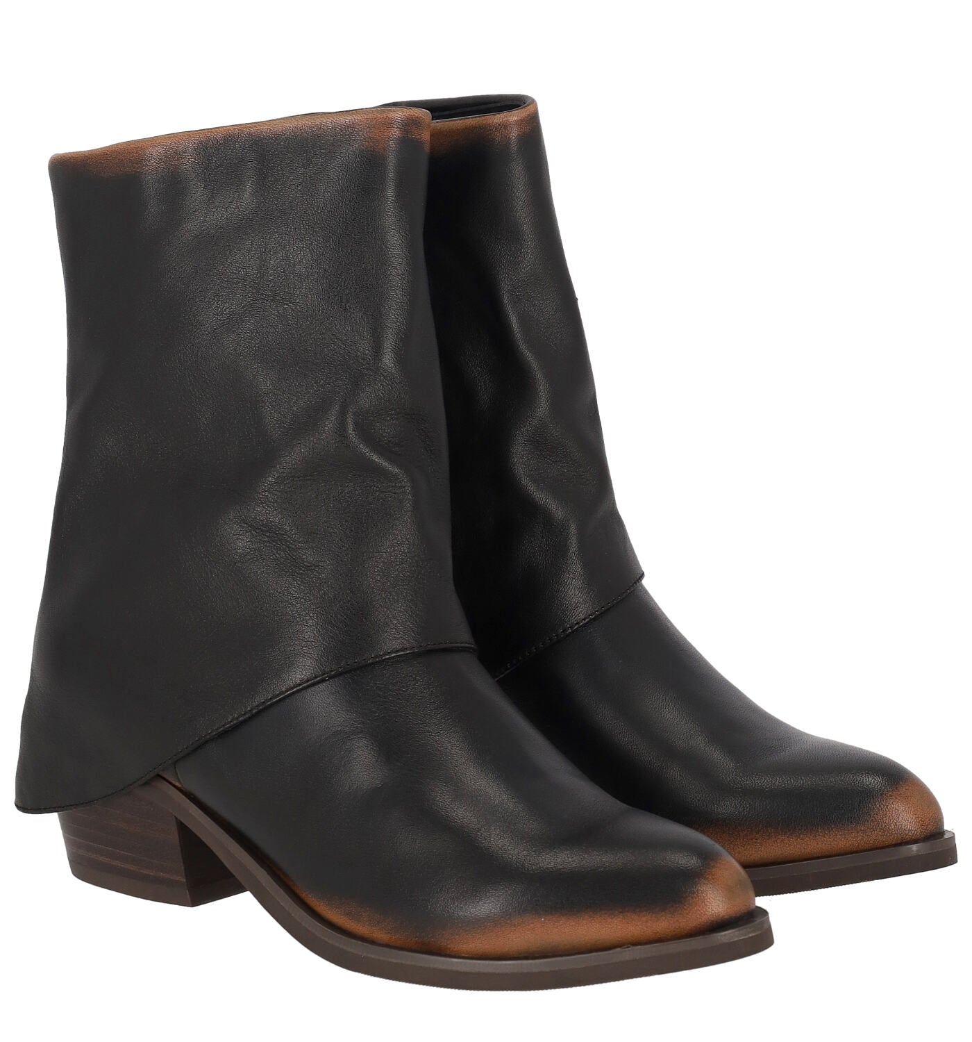 Tronchetto in pelle con risvolto effetto delavè in zip sul retro , tacco altezza 5 cm .