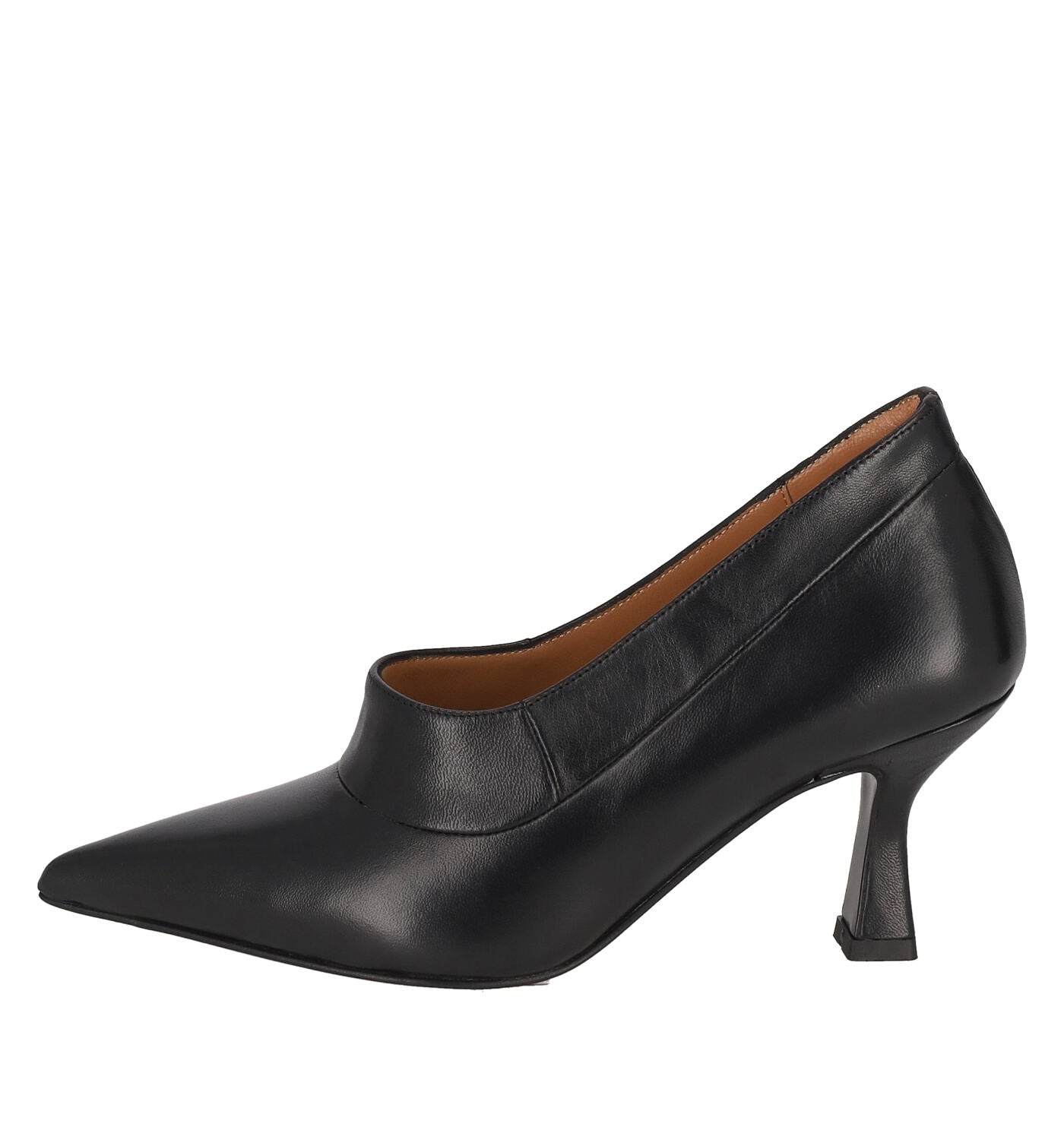 Decolletè accollato in pelle con tacco 7 cm.