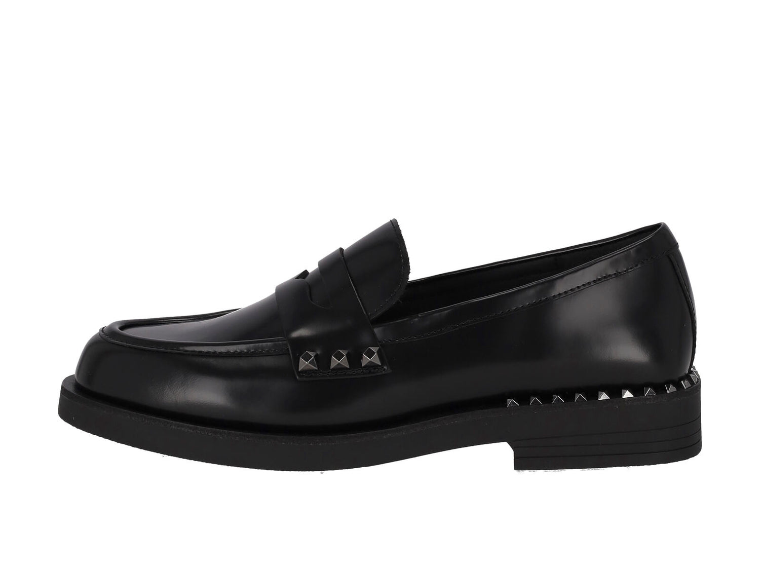 Mocassino in vitello spazzolato con borchie.