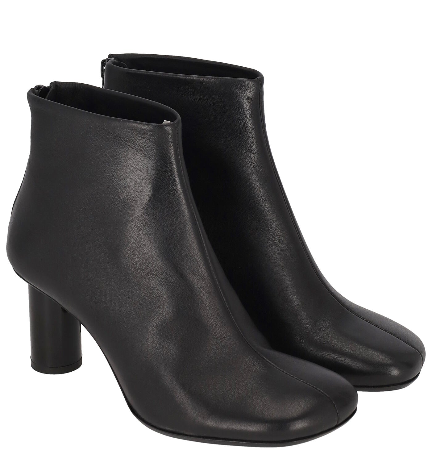 Tronchetto in pelle con tacco tocco lucido altezza 6 cm , chiusura con zip .