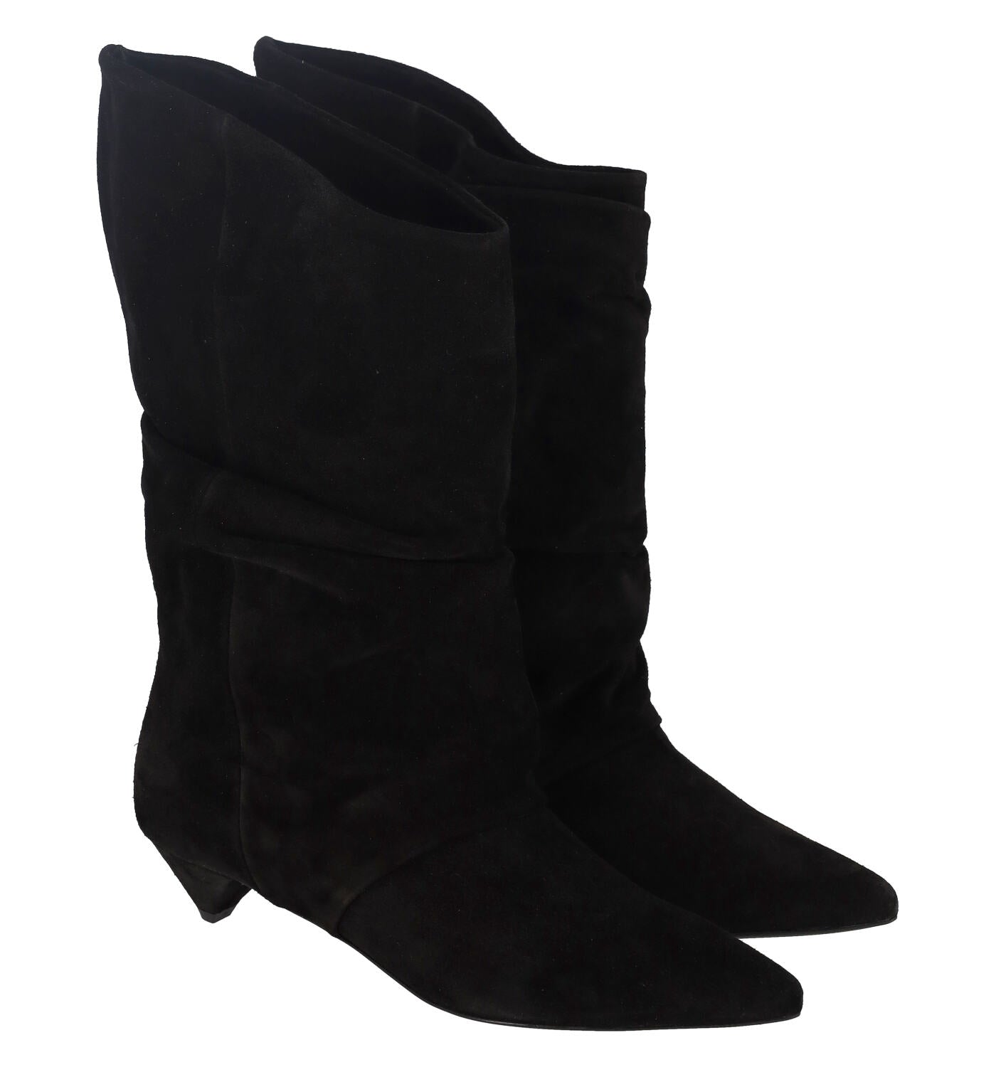 Stivaletto con taglio asimmetrico , in camoscio con tacco altezza 5 cm .