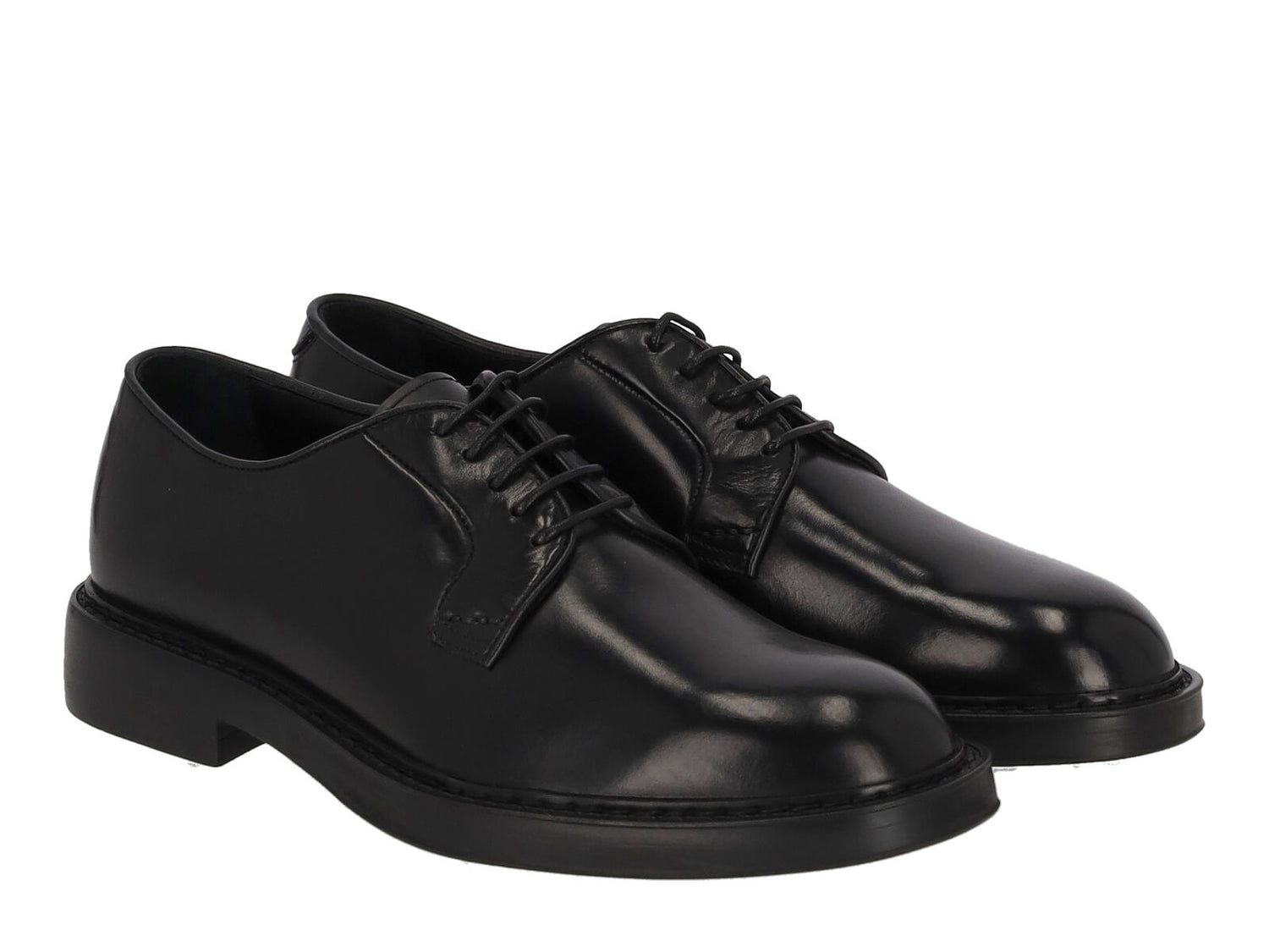 Derby in pelle con fondo in gomma.