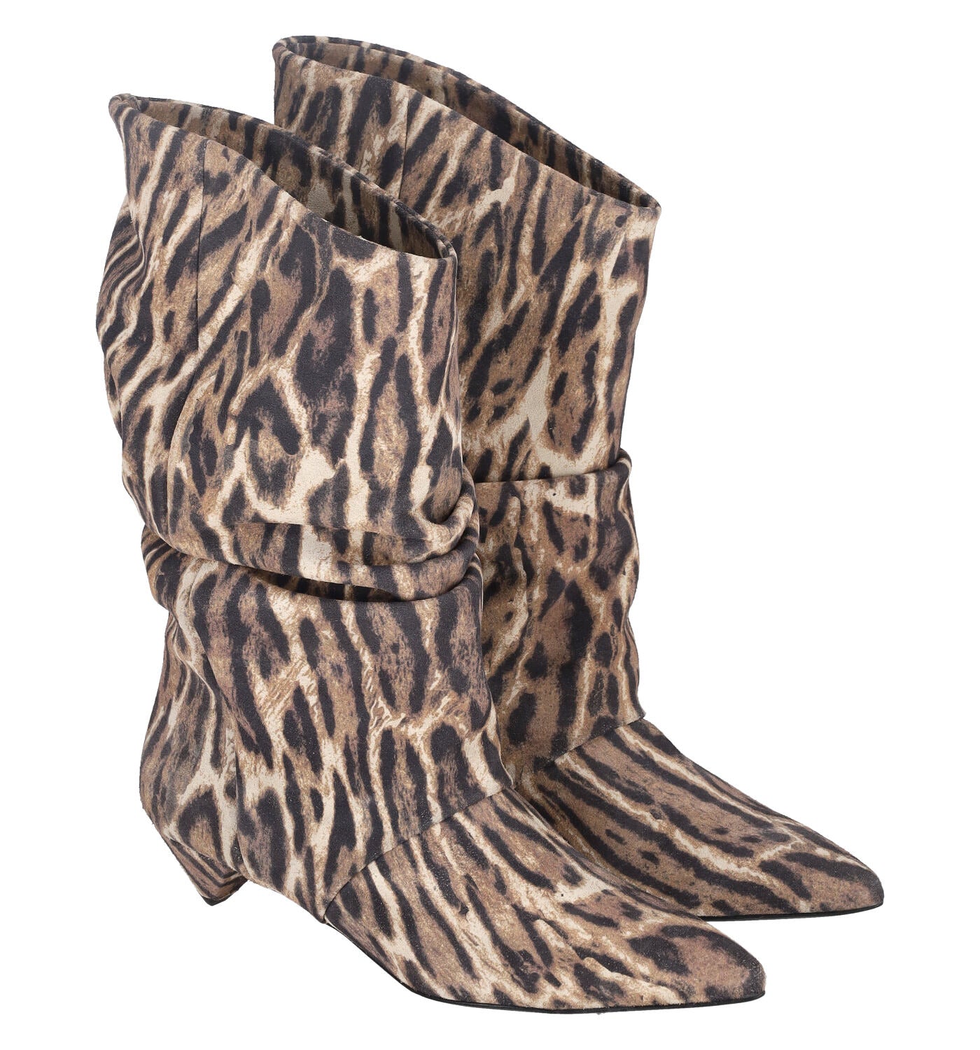 Stivaletto con taglio asimmetrico , in camoscio con tacco altezza 5 cm .